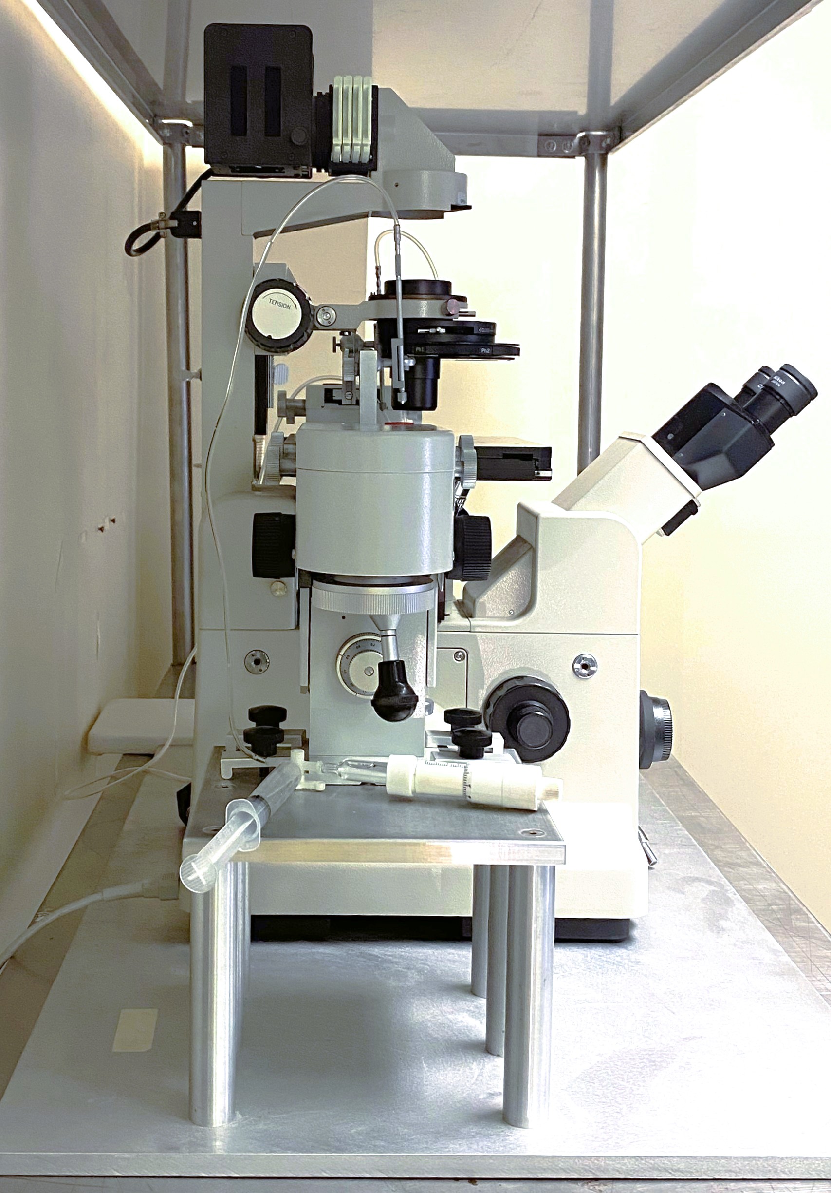 Used Nikon Diaphot TMD Inverted, Phase-Contrast Microscope with Micromanipulators (40X to 400X)