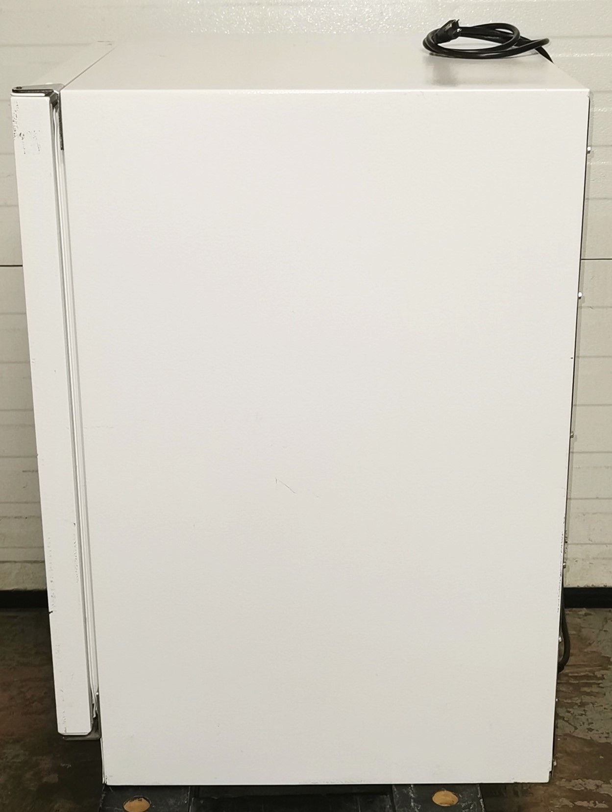 Used Fisher Isotemp 3724 Refrigerated BOD Incubator (6.1 Cu-Ft)