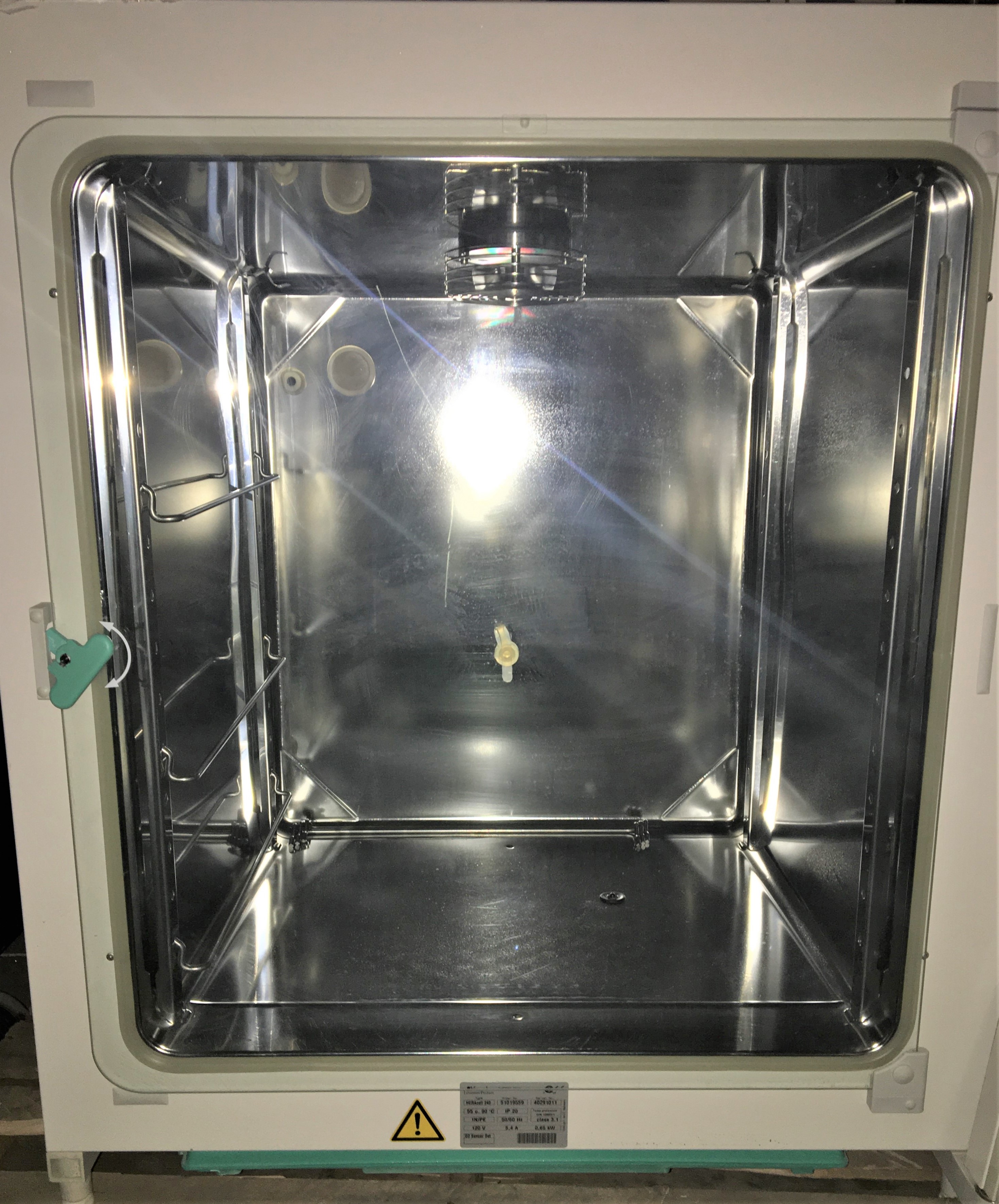 Used Heraeus HERAcell 240 CO2 Incubator - 8.4 Cu-Ft