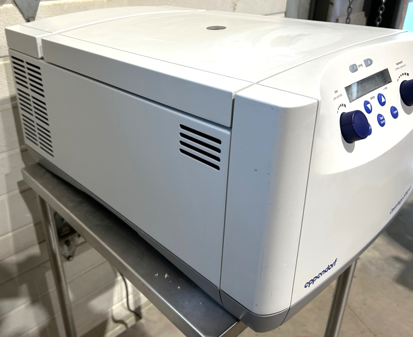 Used Eppendorf 5702R Refrigerated Centrifuge with Rotor and Accessories (4 x 100mL)