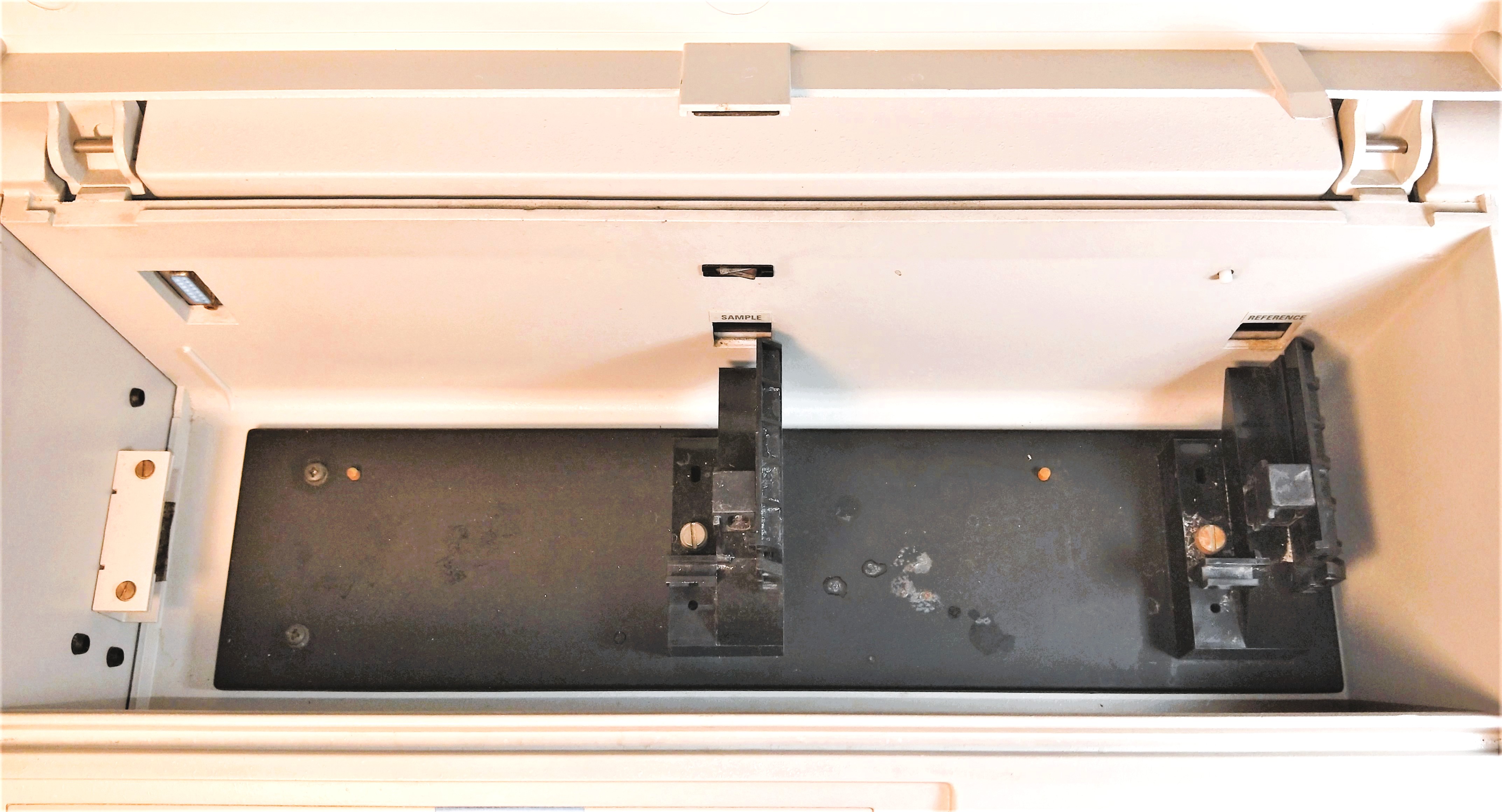 Used ATi Unicam UV4-200 UV-Visible Spectrophotometer (190 to 900nm) - FOR PARTS