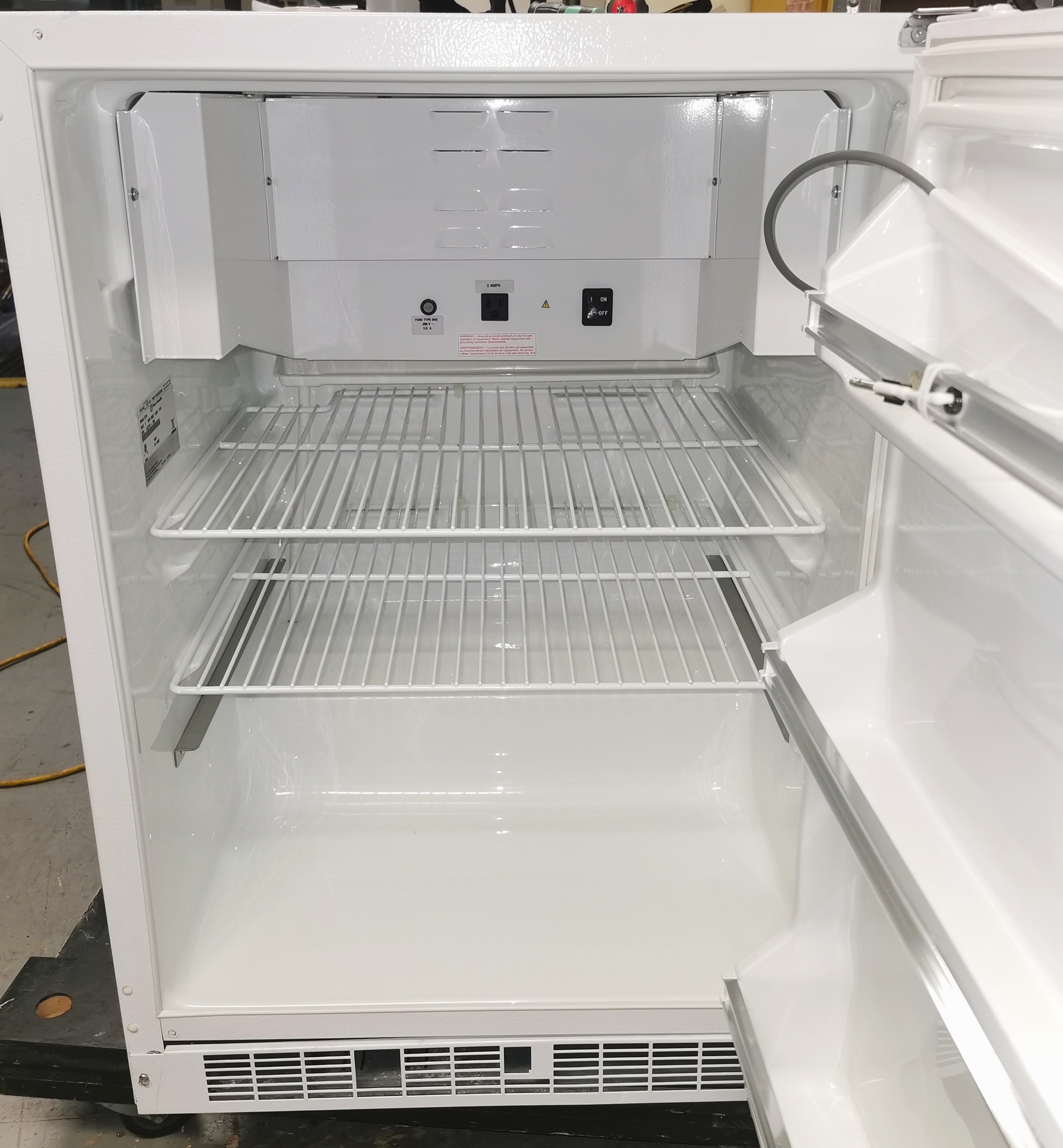 Used Fisher Isotemp 3724 Refrigerated BOD Incubator (6.1 Cu-Ft)