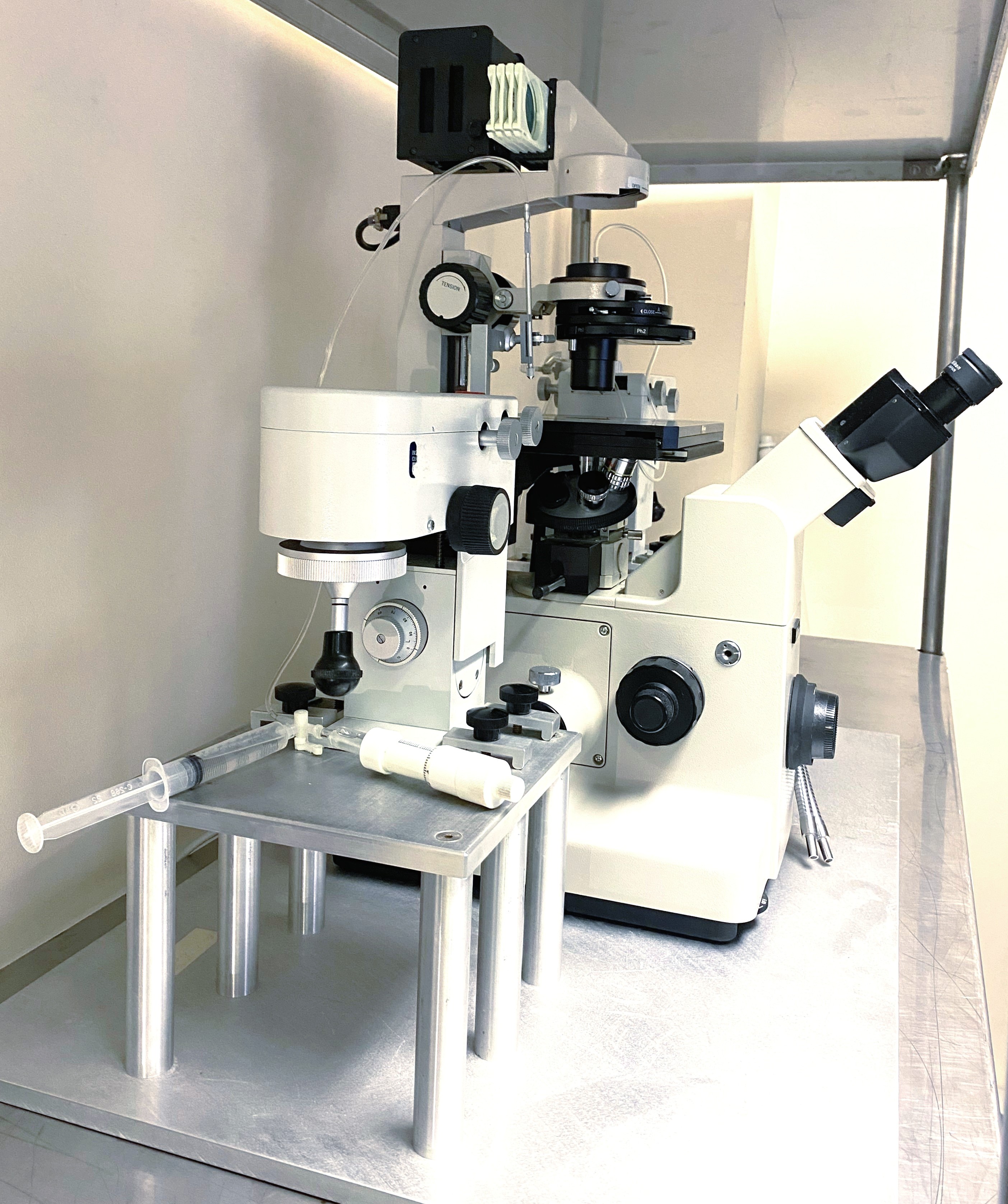 Used Nikon Diaphot TMD Inverted, Phase-Contrast Microscope with Micromanipulators (40X to 400X)