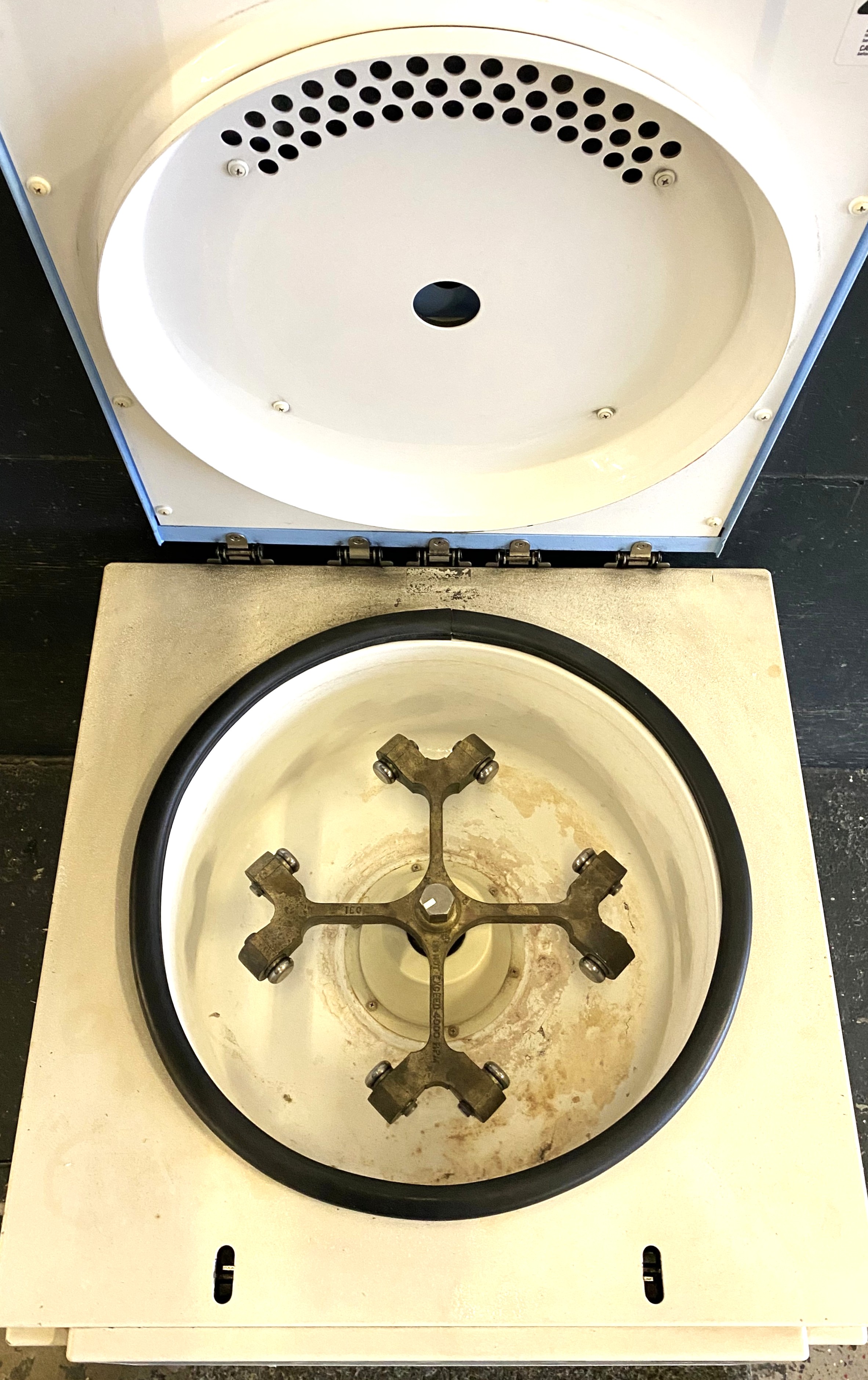 Used Thermo IEC Centra GP8 Centrifuge with 216 Swing-Out Rotor (4 x 750mL)