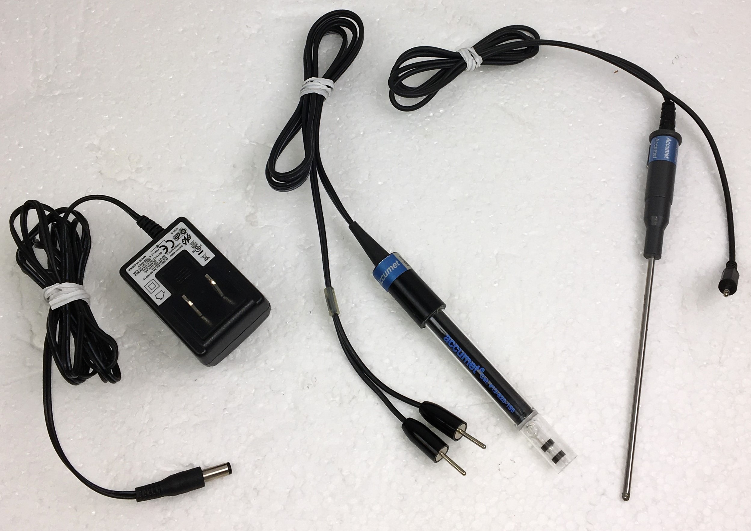 Used Fisher Accumet Basic AB30 Conductivity Meter with Probes and Support Arm