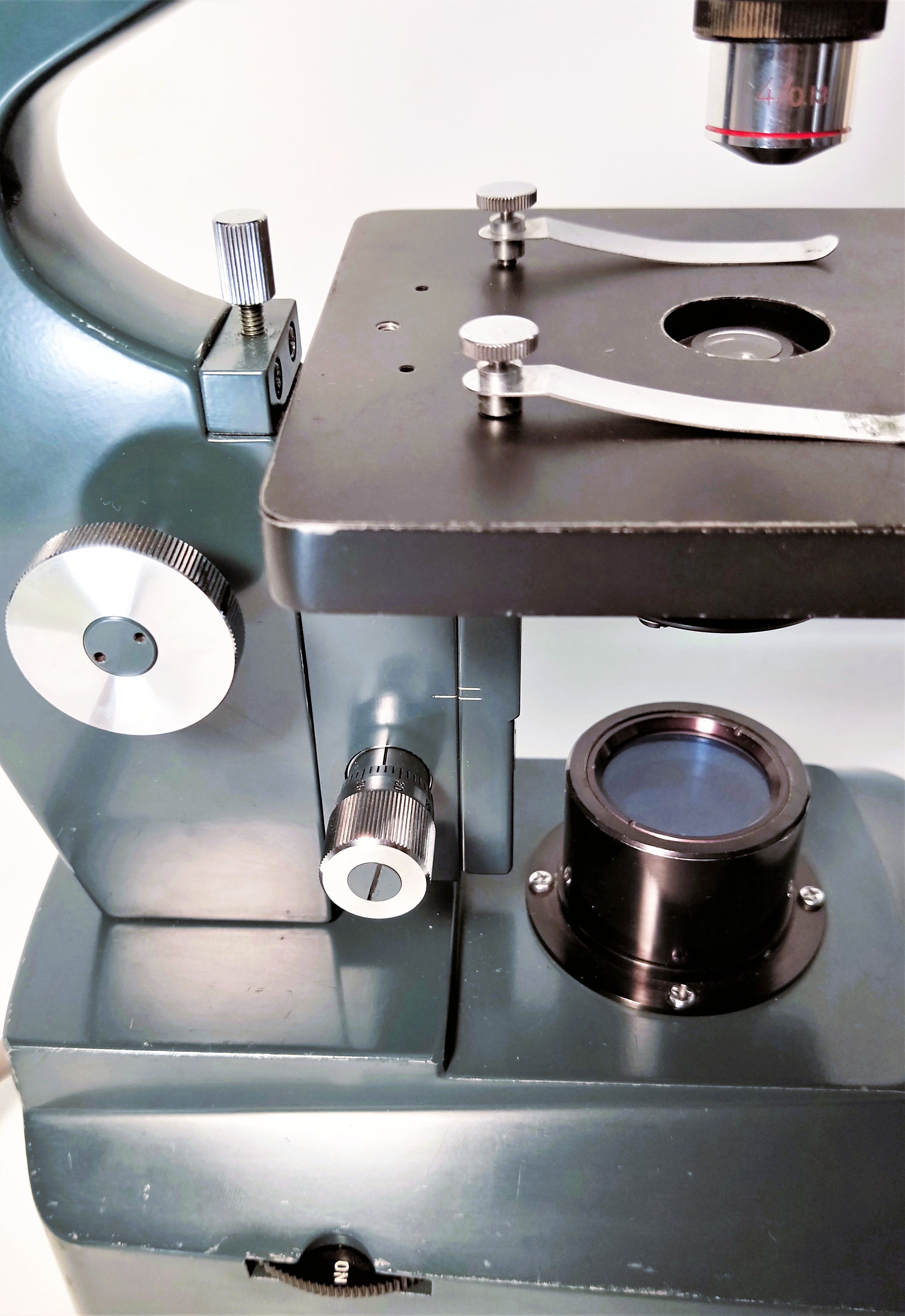 Used Cenco HVS-20 (T60918-33) Monocular Microscope with Illumination (40X to 400X)