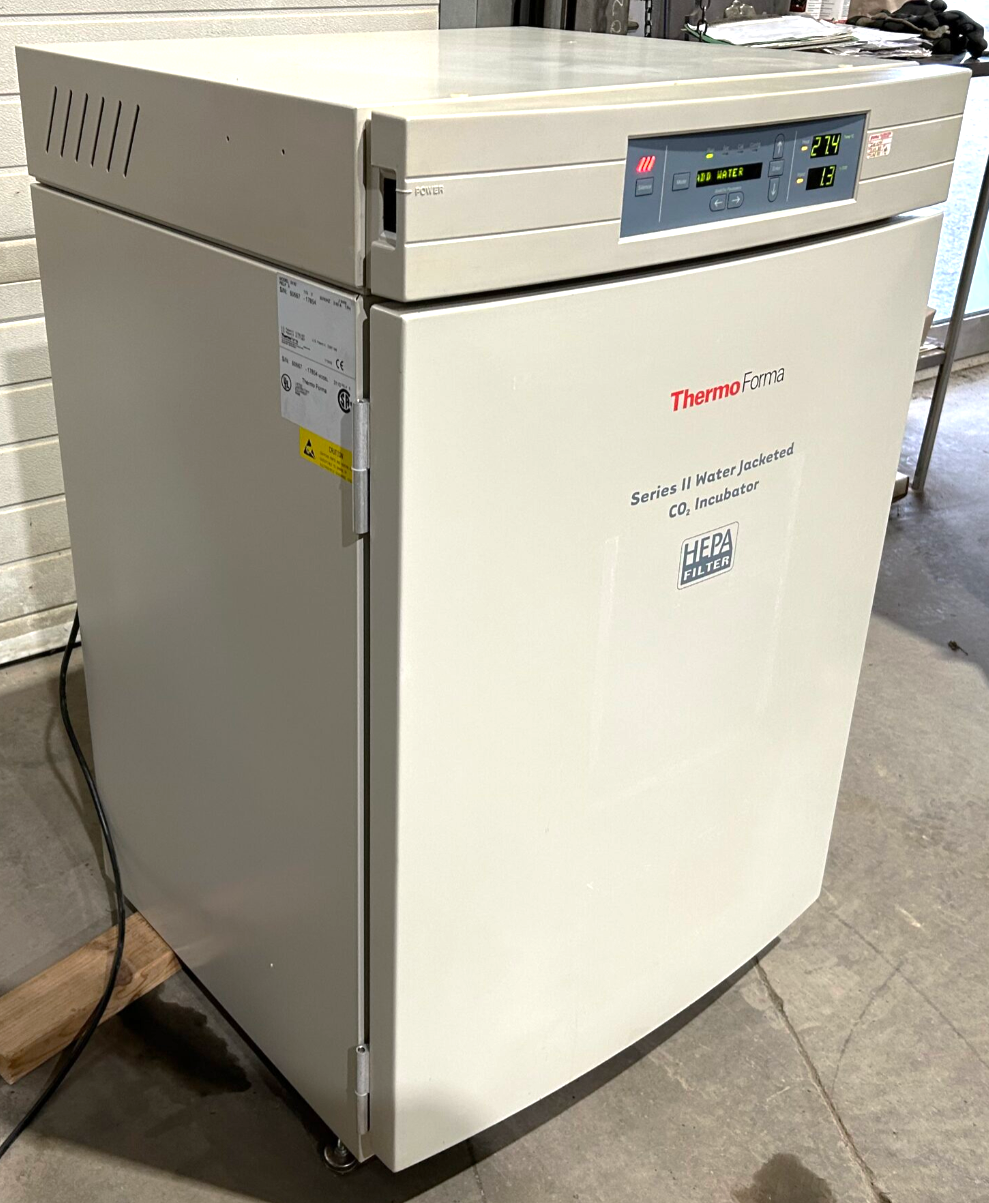 Used Thermo Forma Series II 3110 Water-Jacketed CO2 Incubator (6.5 Cu-Ft)