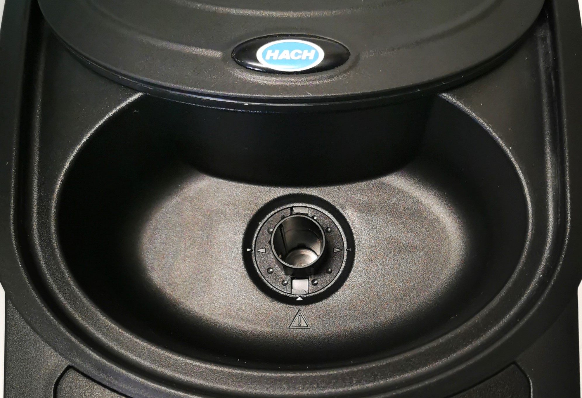 Used Hach DR/2400 Portable Spectrophotometer (400 to 880nm)