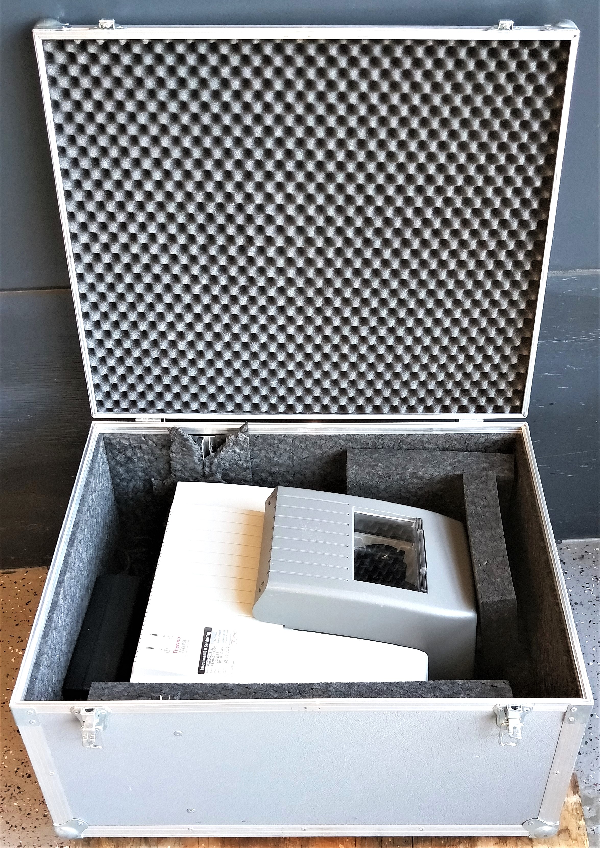 Used Thermo Nicolet Avatar 360 ESP FT-IR Spectrophotometer with Carrying Case