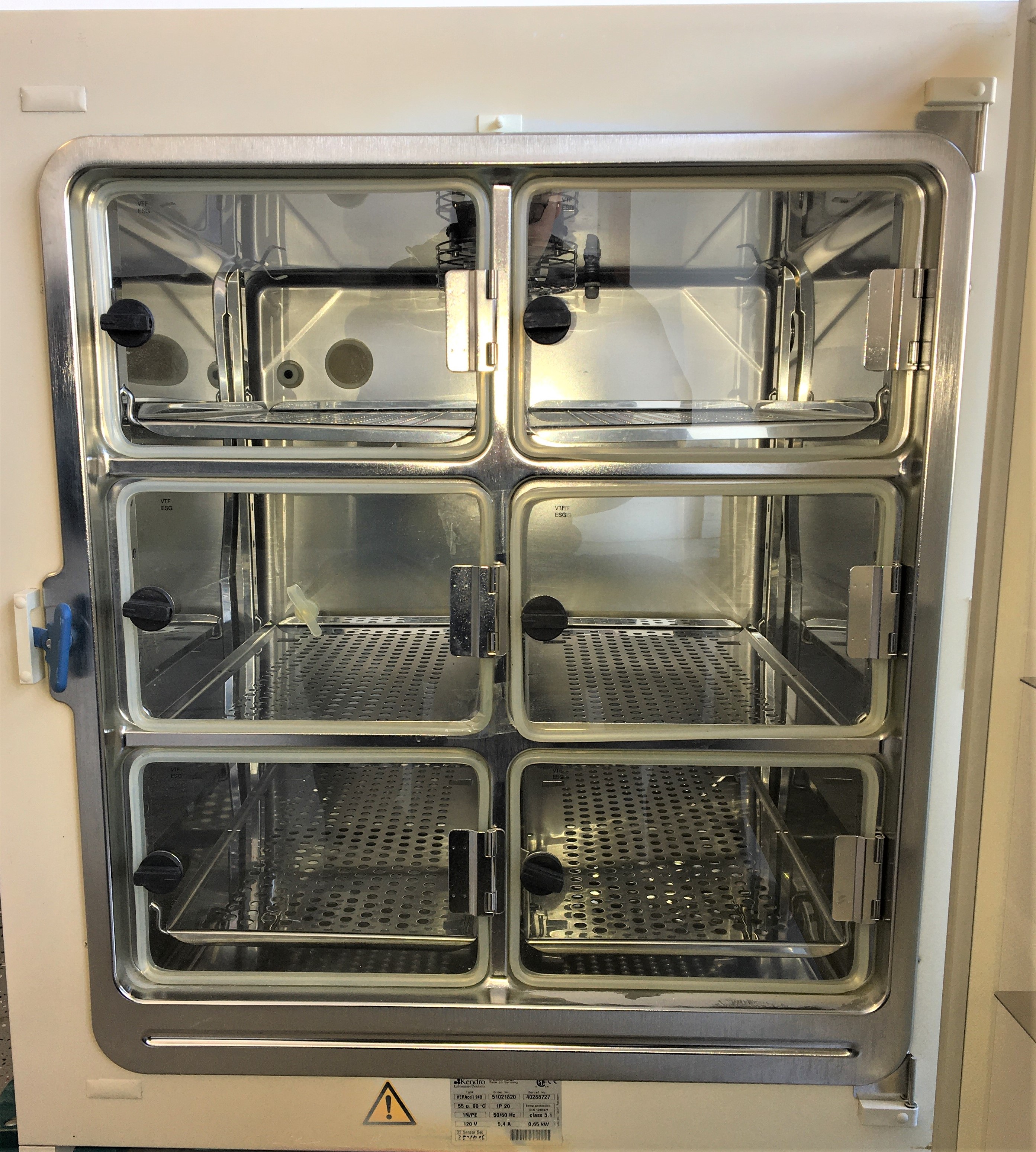 Used Heraeus HERAcell 240 CO2 Incubator - 8.4 Cu-Ft