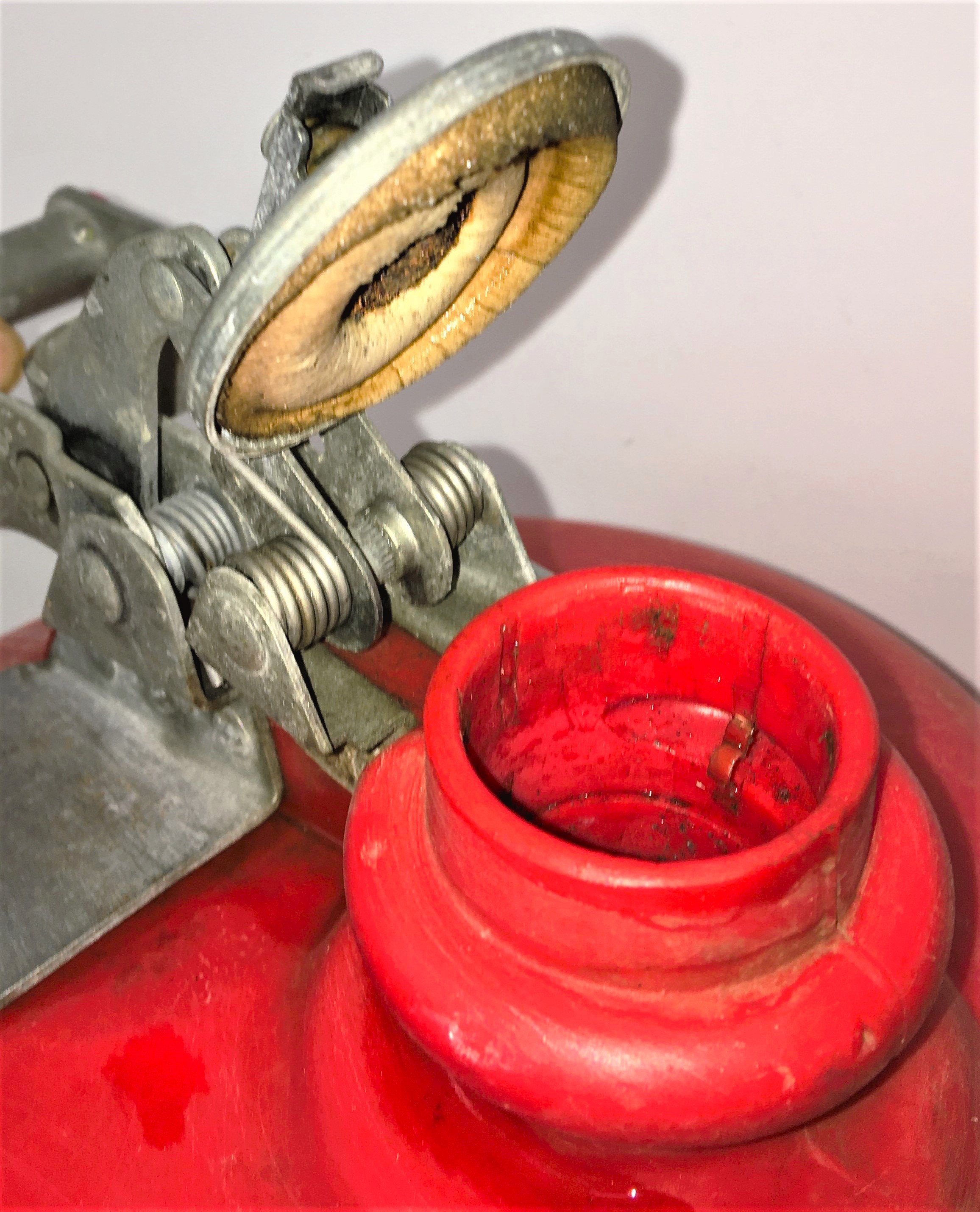 Used Non-Metallic Safety Can for Petroleum Products - 9.4L (2.5 Gallon)