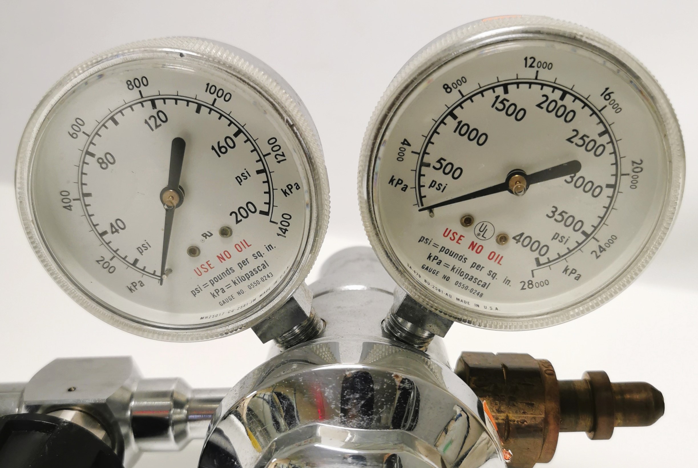 Used Liquid Air 2123381-590 Stainless-Steel Air Regulator (CGA 590)