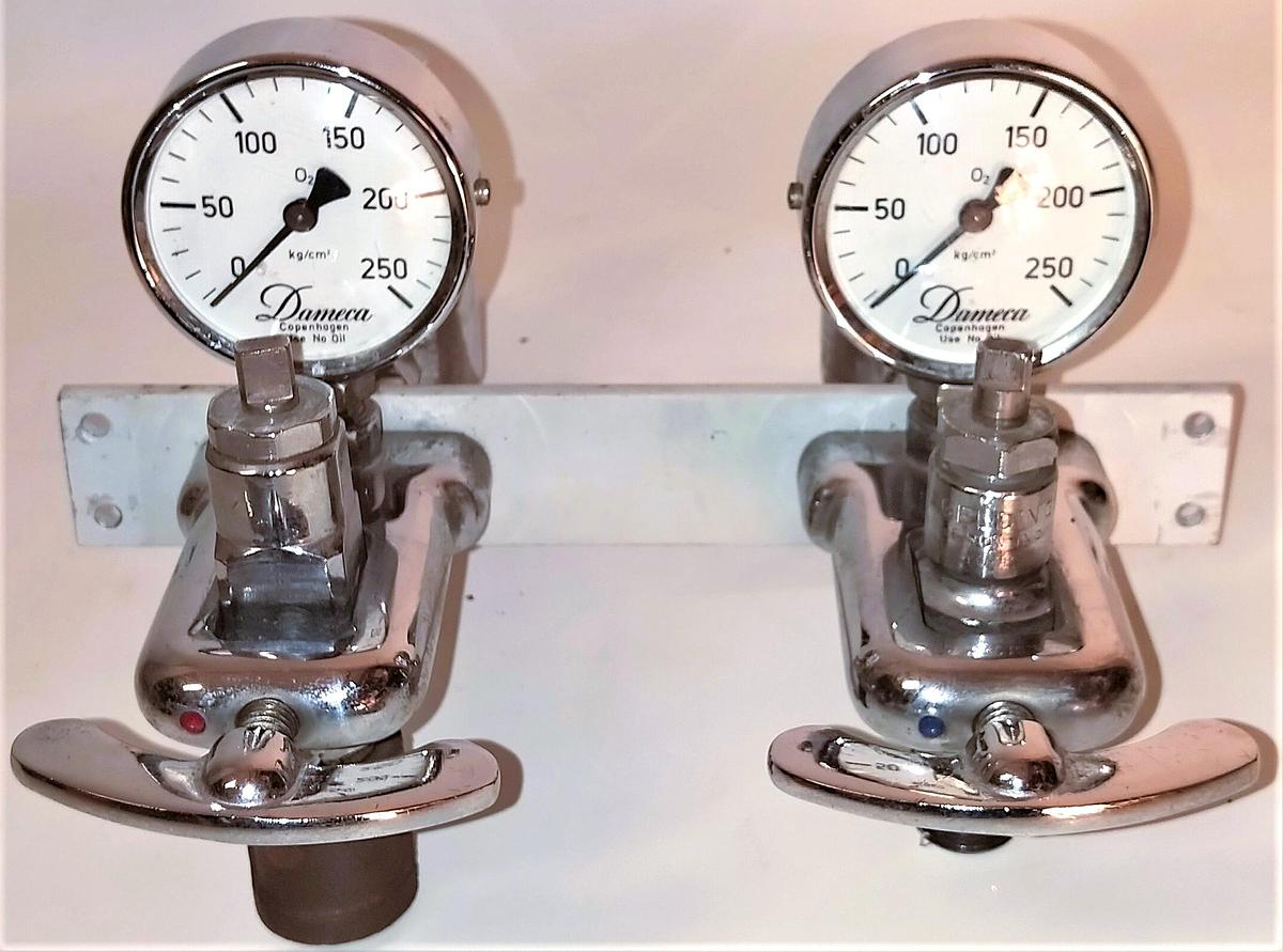 Used Dameca Dual Oxygen Regulator for Anesthesia Machine