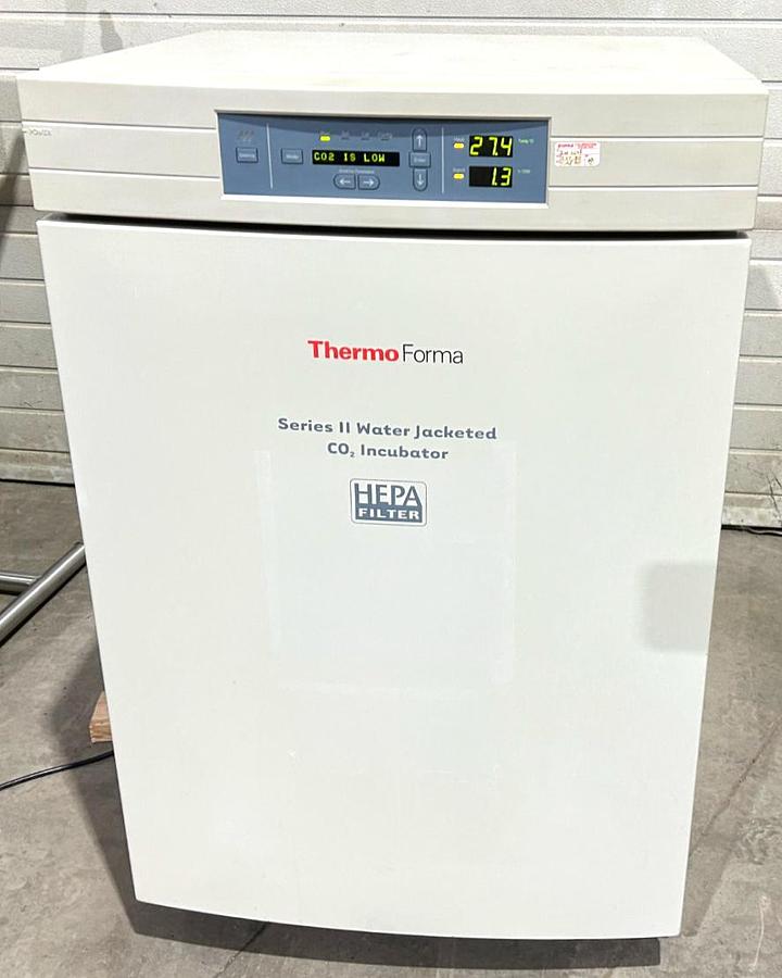 Used Thermo Forma Series II 3110 Water-Jacketed CO2 Incubator (6.5 Cu-Ft)