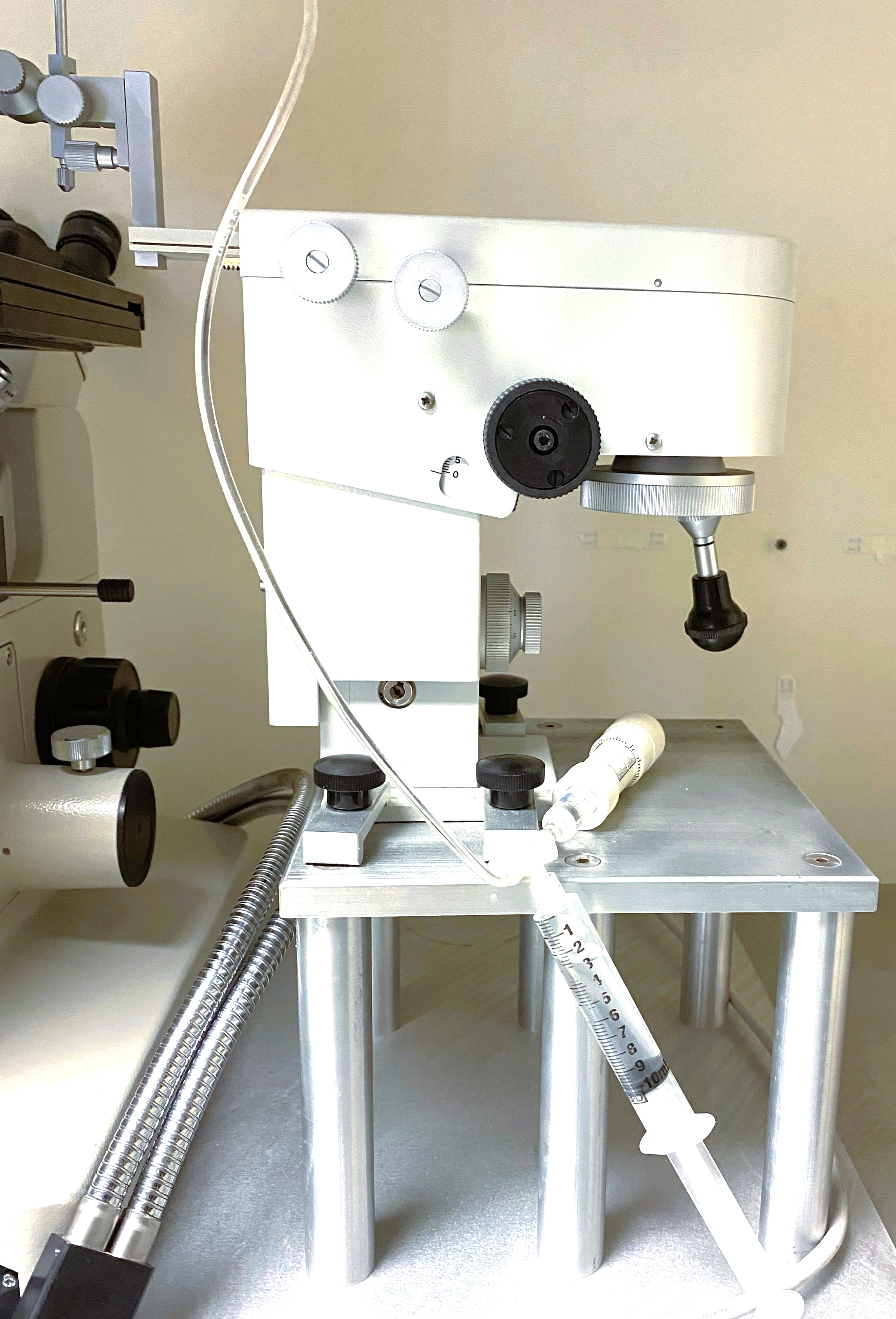 Used Nikon Diaphot TMD Inverted, Phase-Contrast Microscope with Micromanipulators (40X to 400X)