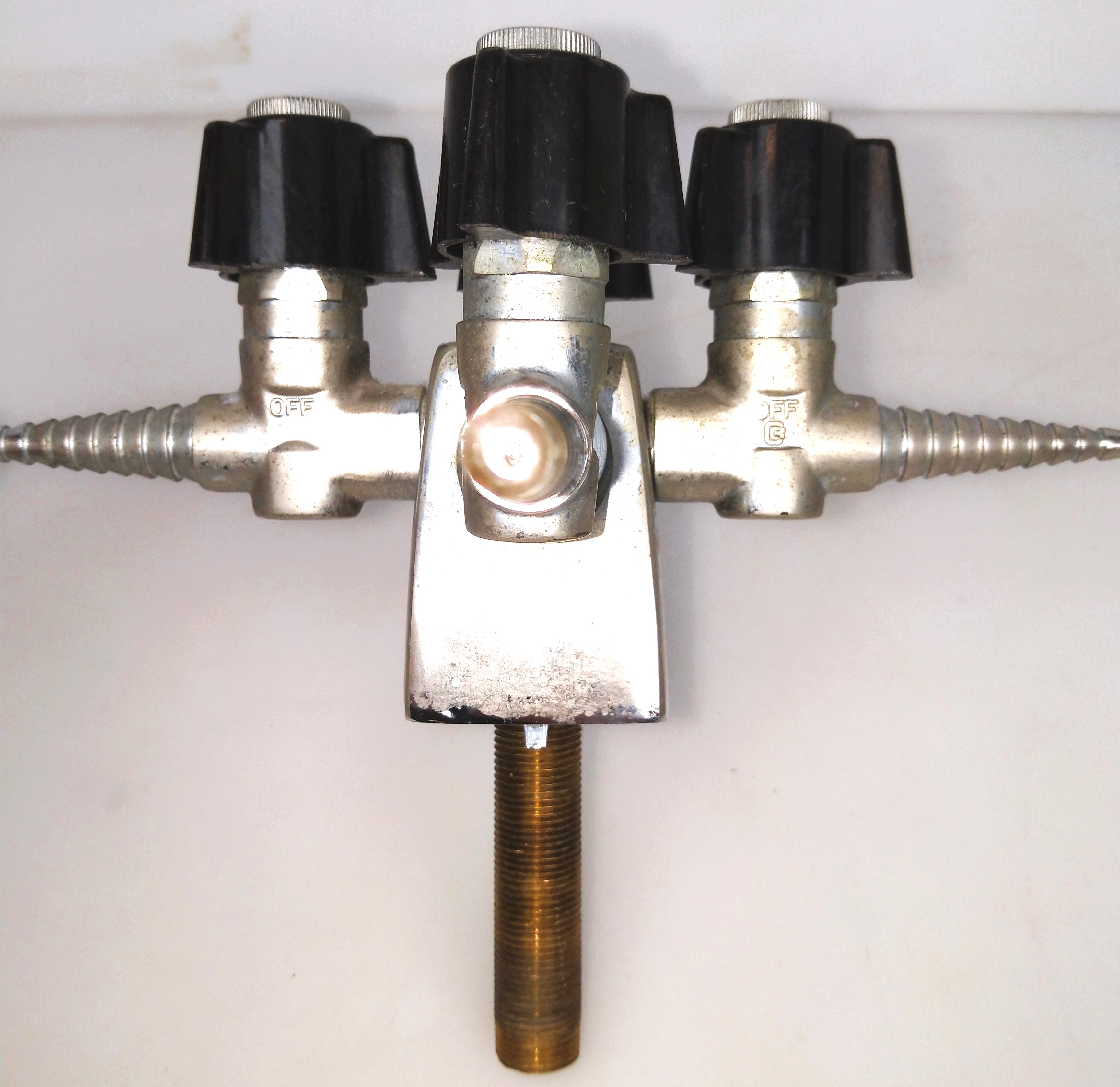 Used Deck-Mounted Turret with 4-Way Lab Gas Ball Valve