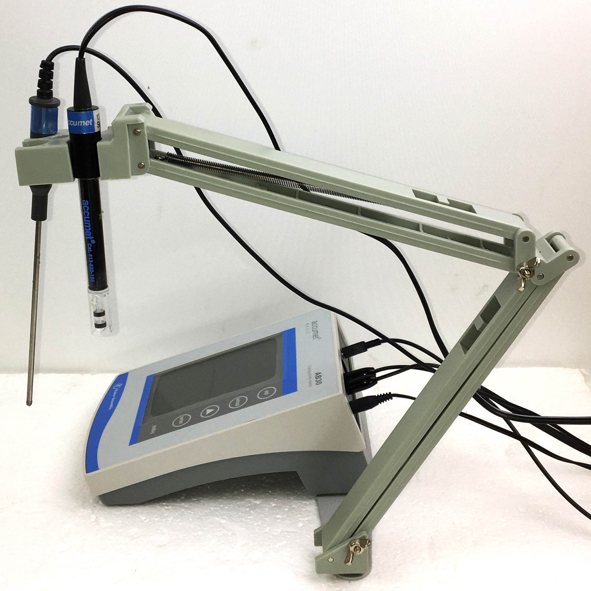 Used Fisher Accumet Basic AB30 Conductivity Meter with Probes and Support Arm