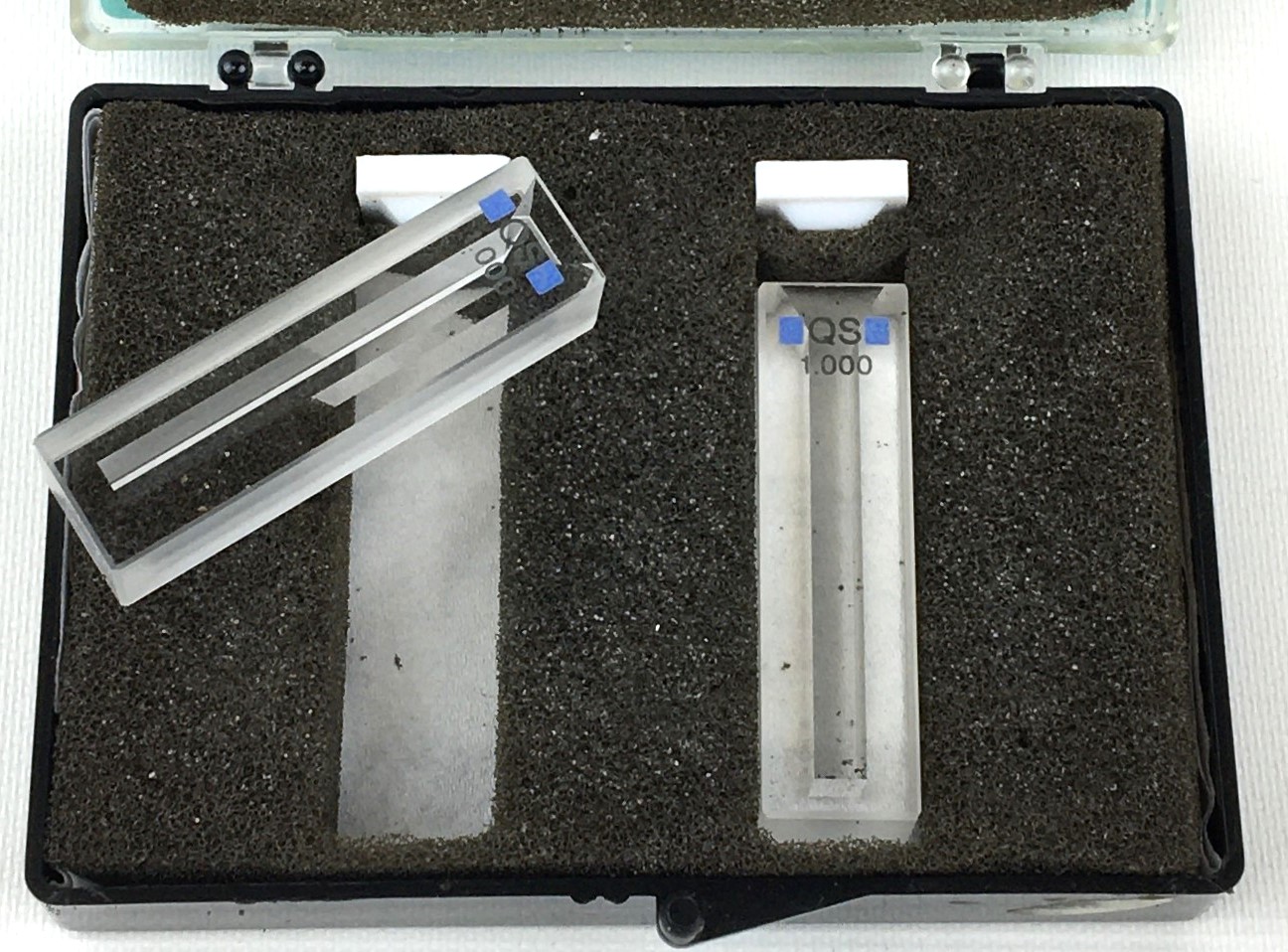 New Open Box Hellma 104-QS Quartz Semi-Micro Absorption Cuvette with Stopper - 10mm (Pack of 2)