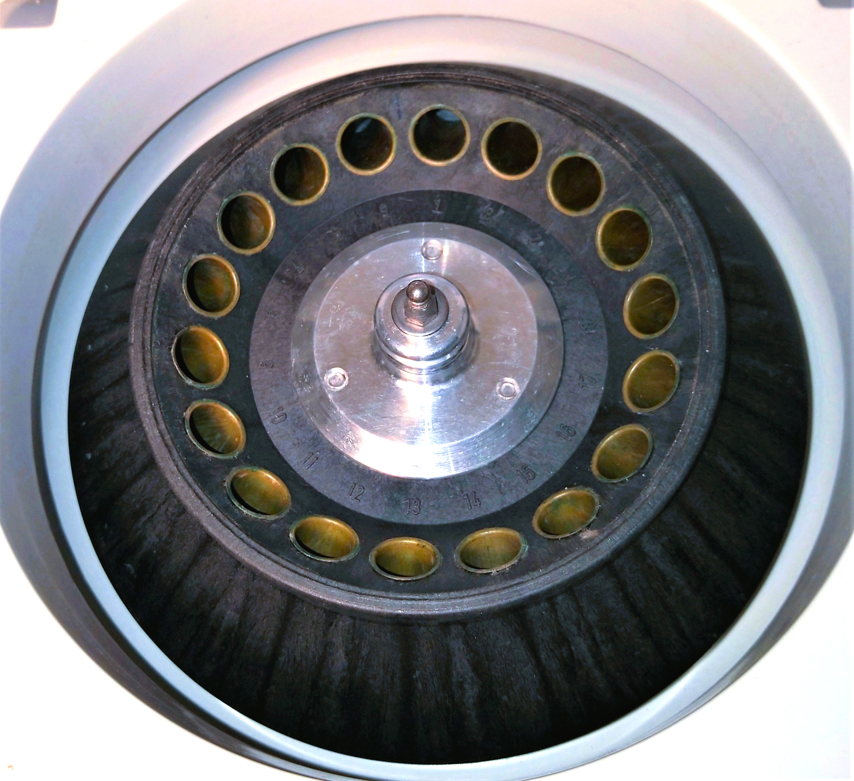 Used Labnet Spectrafuge 16M MicroCentrifuge (18 x 1.5/2mL)