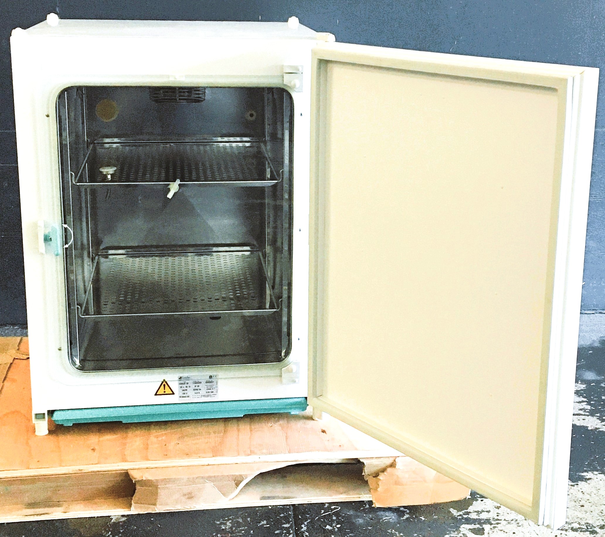 Used Heraeus HERAcell 150 CO2 Incubator (5.3 Cu-Ft)