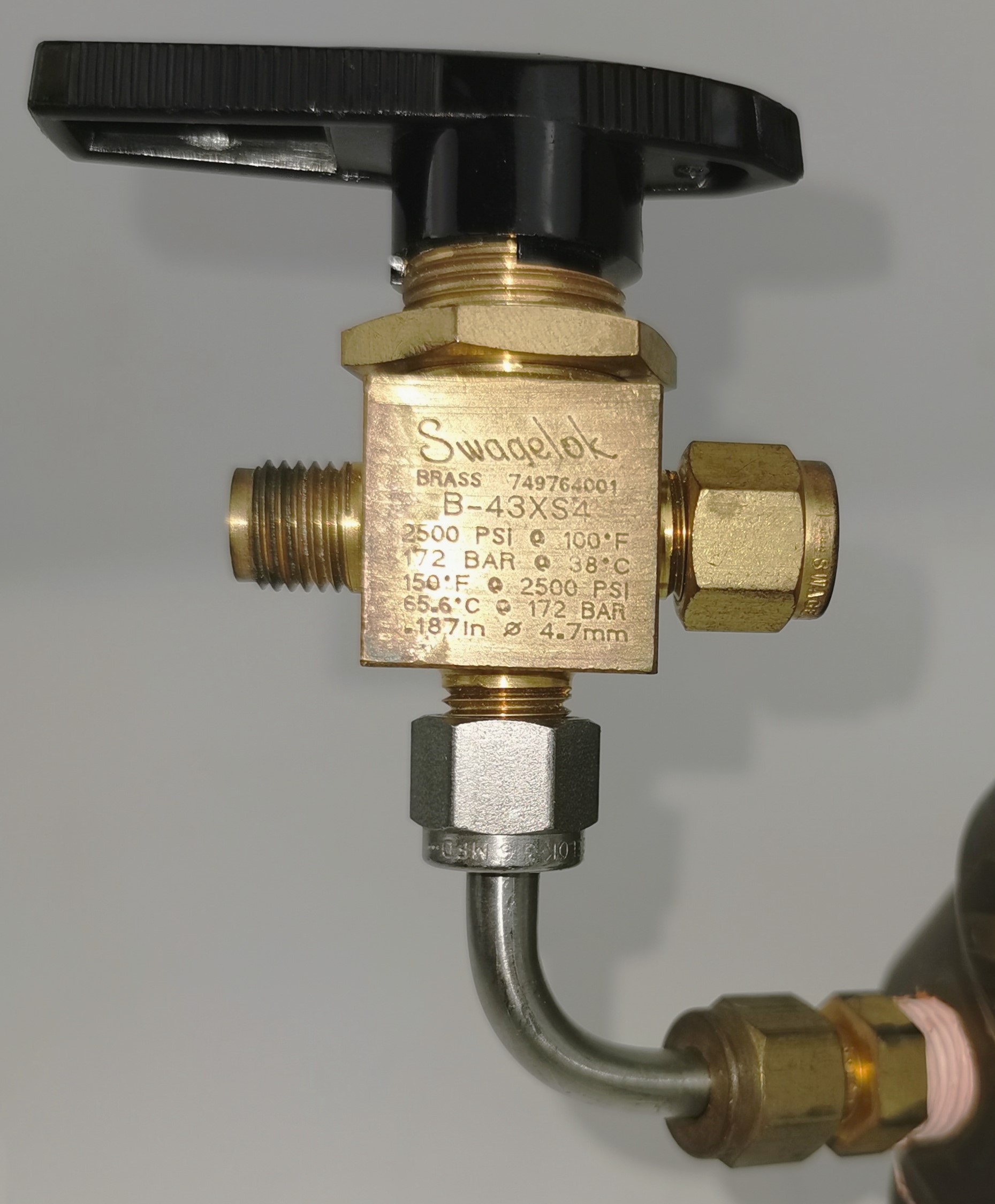 Used Victor VTS 200D Gas Regulator with Swagelok B-43XS4 Valve (CGA 510)