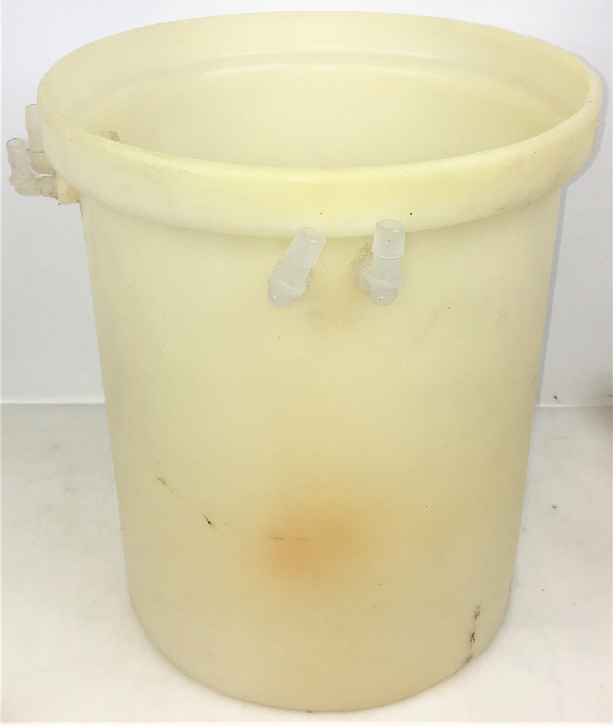 Used Nalgene 54102-0005 Cylindrical LLDPE Tank with Cover and Spigot - 18.9L