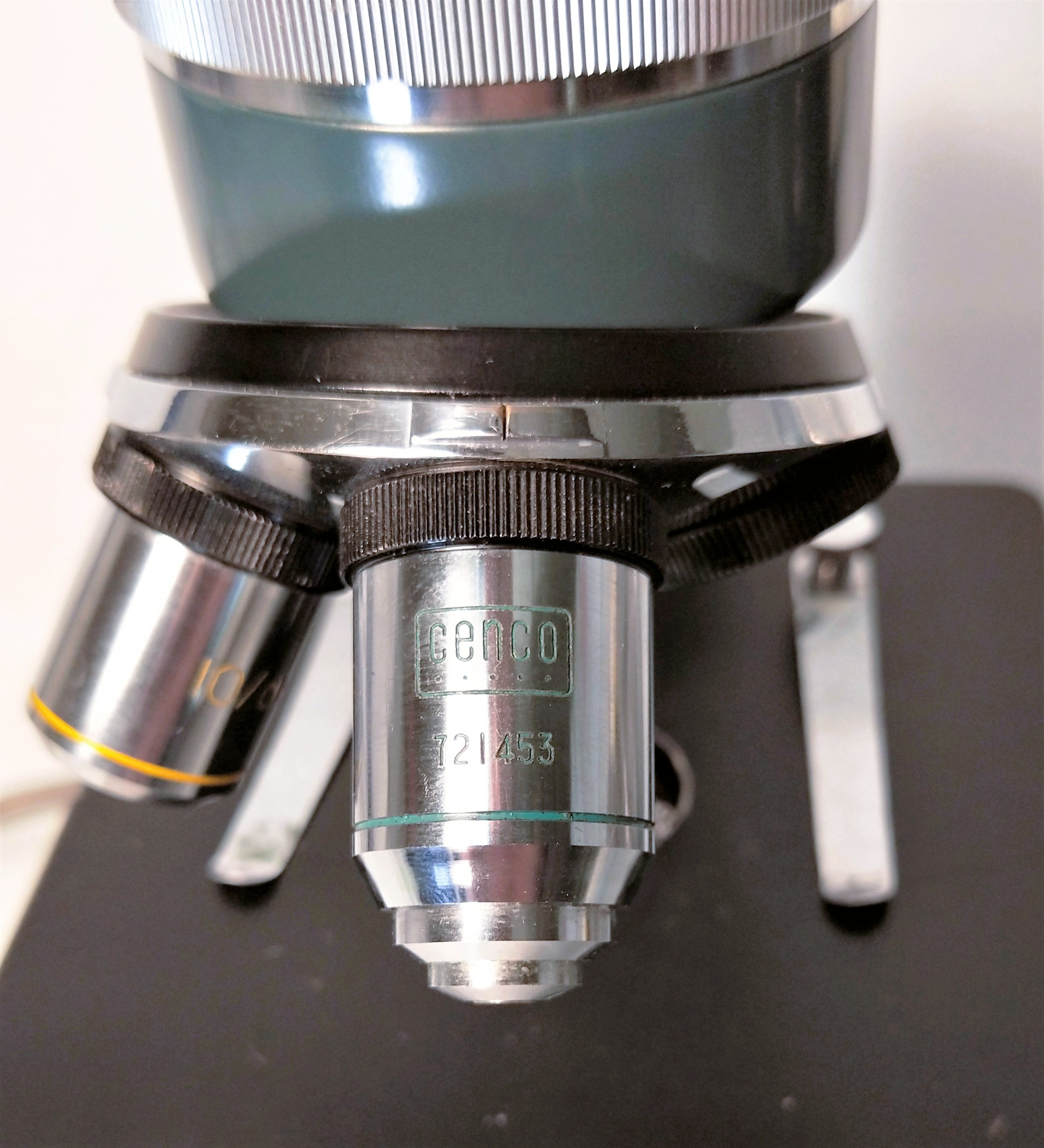 Used Cenco HVS-20 (T60918-33) Monocular Microscope with Illumination (40X to 400X)