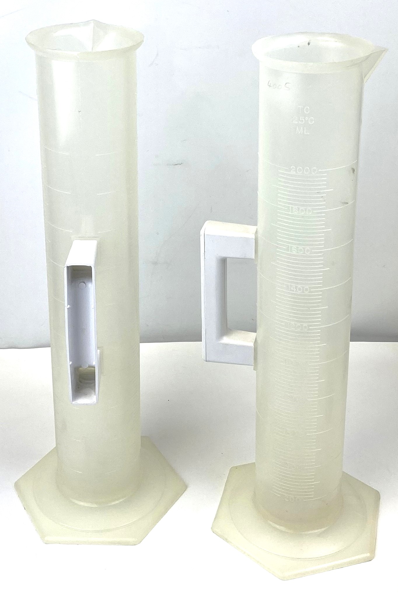 Used Bel-Art Holdfast F28461-2000 Plastic 2L Graduated Cylinder