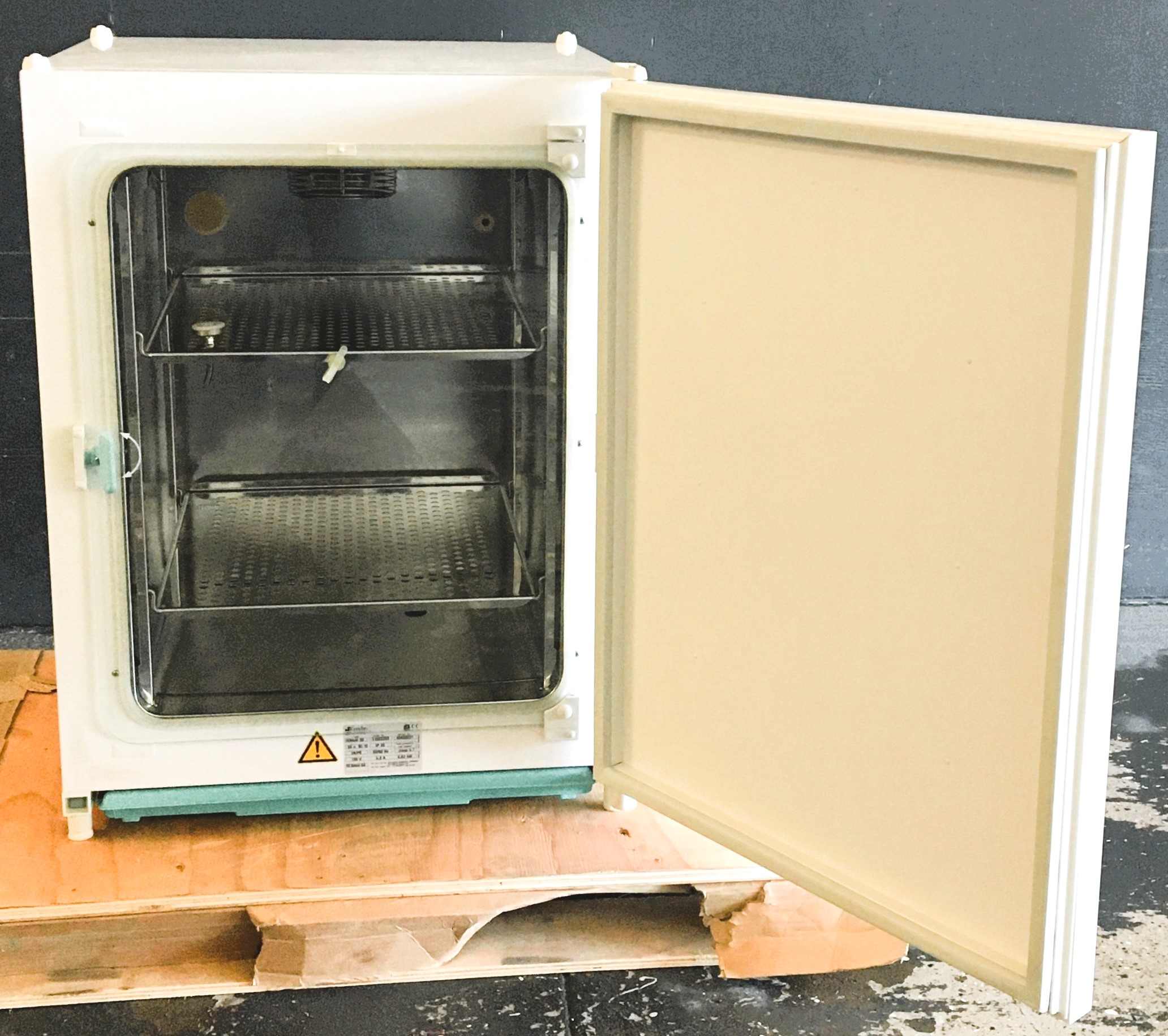 Used Heraeus HERAcell 150 CO2 Incubator (5.3 Cu-Ft)