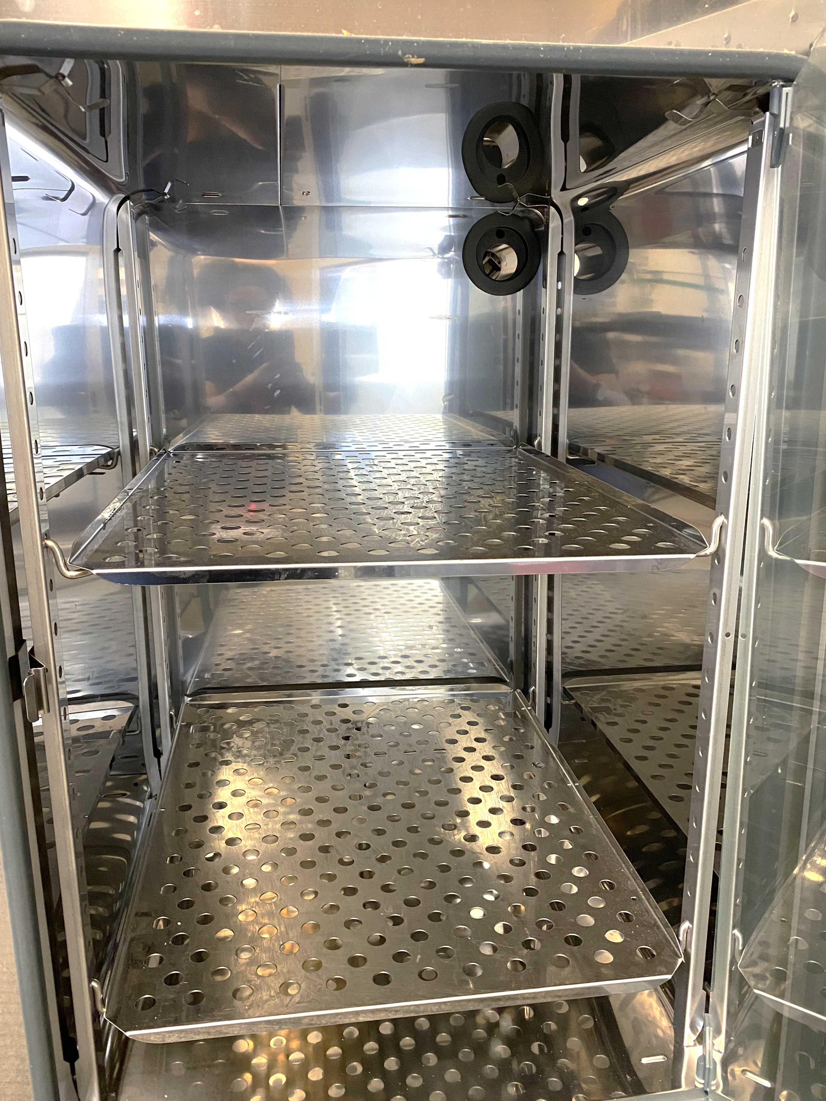 Used Thermo HeraTherm IMH 100  Forced-Air Incubator (3.67 Cu-Ft)