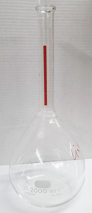 Used Corning PYREX 5600 Lifetime Red Class A 2L Volumetric Flask with Snap-Cap