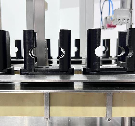 Used COMAS RTS4 - Remplisseuse 4 buses automatique avec tête de vissage & station de pressage