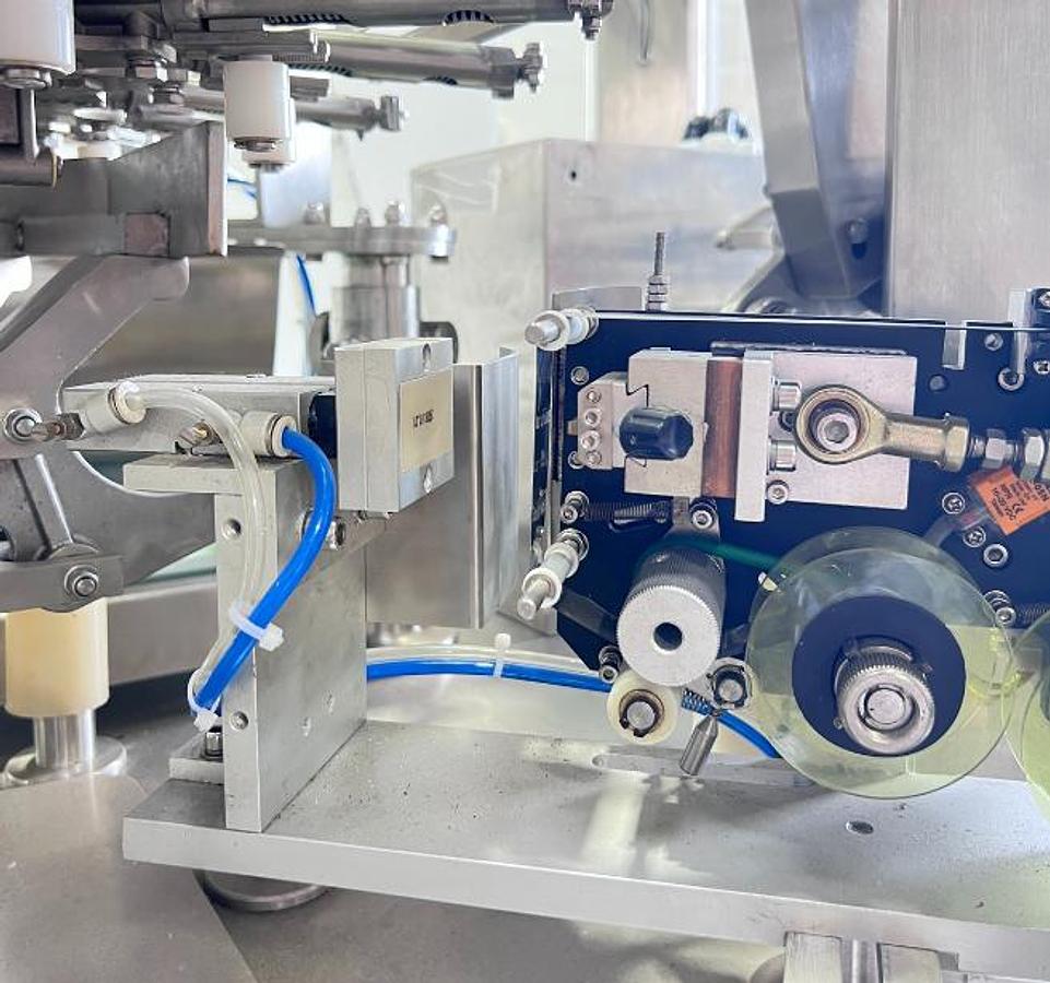 D'occasion MINGBO MB8-200C Remplisseuse / Scelleuse  à sachets rotative automatique