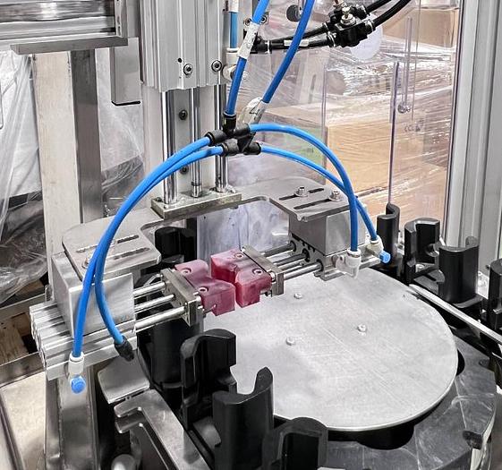 Used COMAS RTS4 - Remplisseuse 4 buses automatique avec tête de vissage & station de pressage