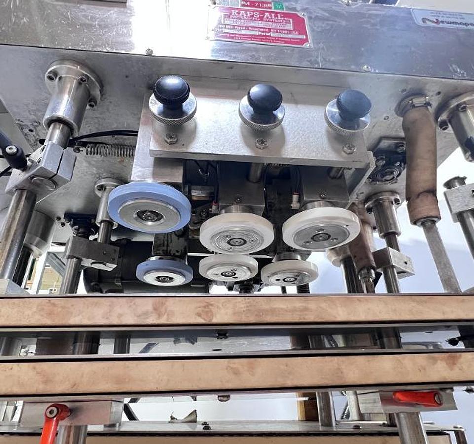 D'occasion KAPS-ALL A-2 - Bouchonneuse en ligne automatique avec bol vibrant