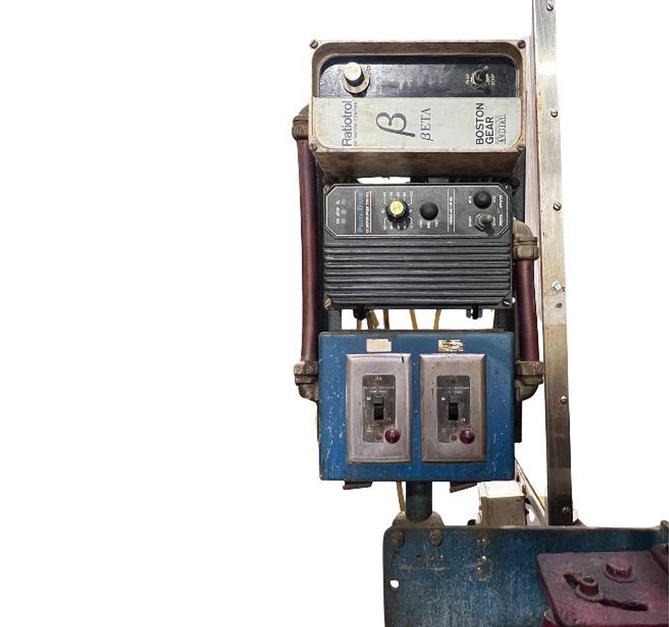 D'occasion EASTERN CT-121/CH-100 - Bouchonneuse en ligne automatique avec bol vibrant 