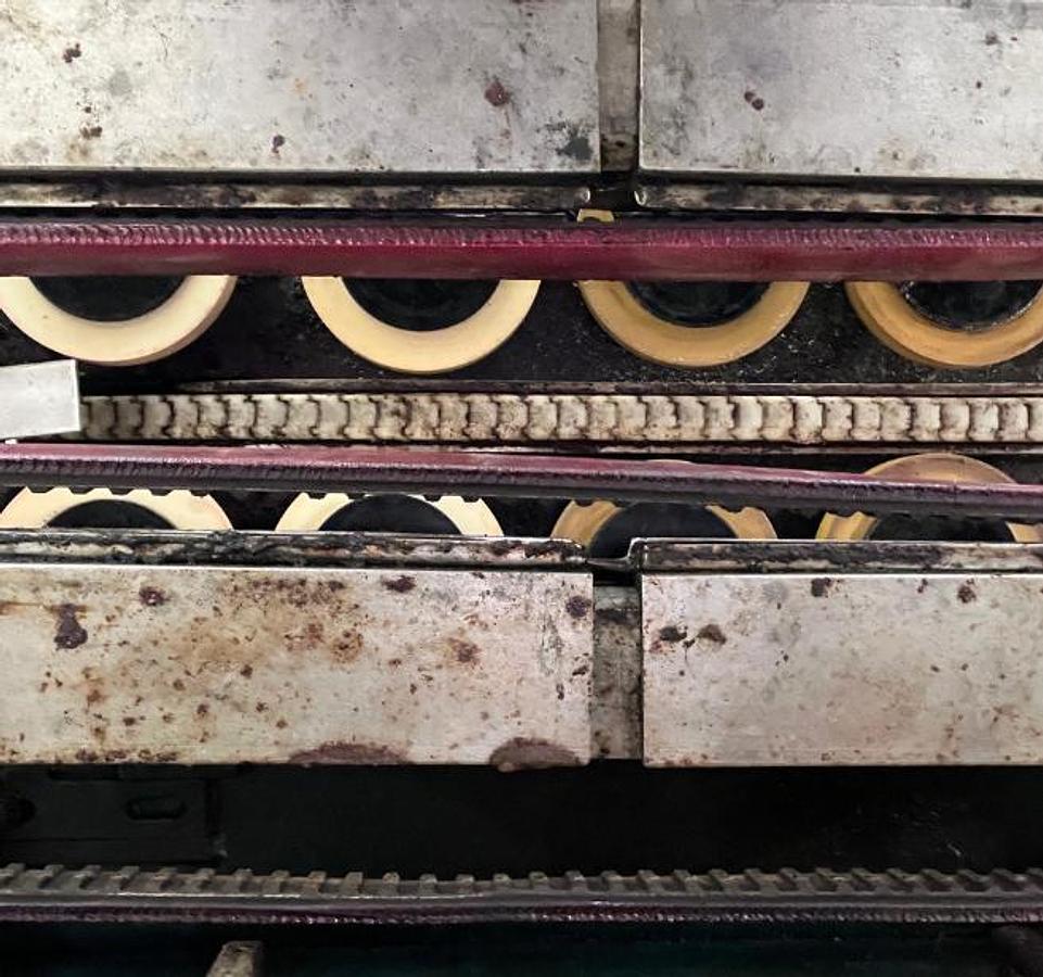 D'occasion EASTERN CT-121/CH-100 - Bouchonneuse en ligne automatique avec bol vibrant 