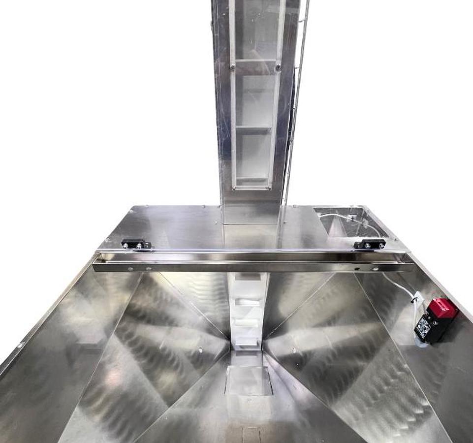 D'occasion Pack Automation CAPACK – Bouchonneuse automatique avec élévateur à bouchons