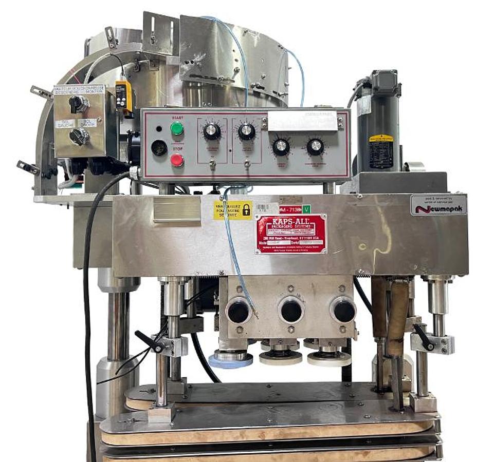 D'occasion KAPS-ALL A-2 - Bouchonneuse en ligne automatique avec bol vibrant