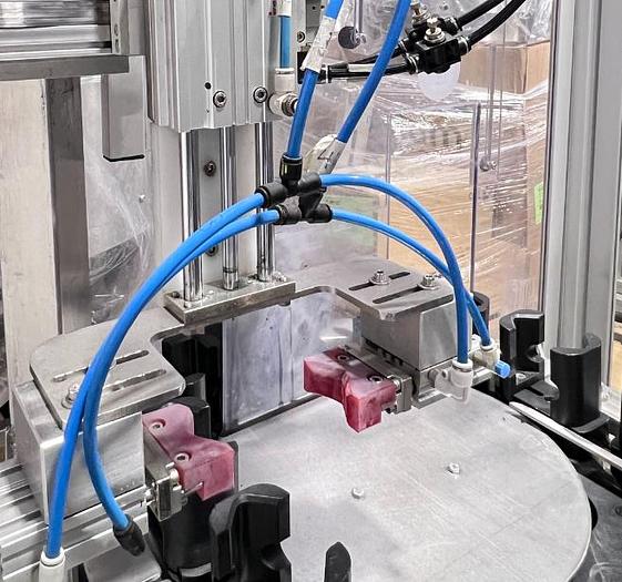 Used COMAS RTS4 - Remplisseuse 4 buses automatique avec tête de vissage & station de pressage