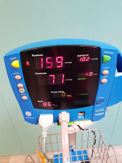 Gebraucht GE DINAMAP V100 Patientenmonitor auf Trolley mit Blutdruckmanschette und Fingersensor