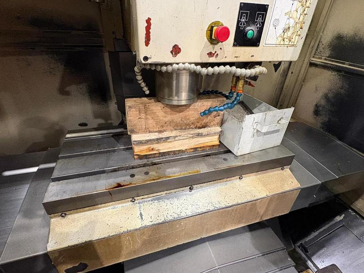 Usato CENTRO DI LAVORO 3 ASSI HURCO VM1