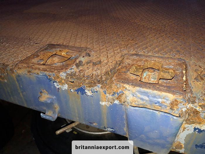 Used 1990 FRUEHAUF Tri axle on springs with twist locks for containers