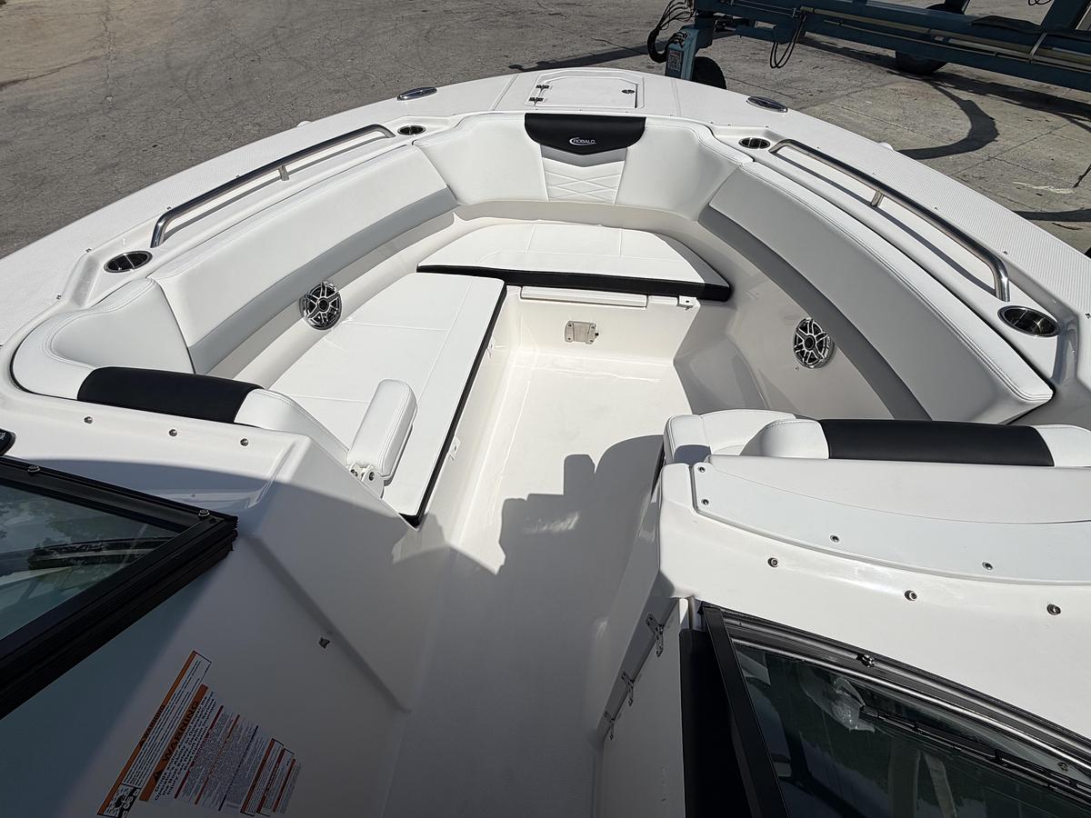 2026 Robalo R317 Dual Console