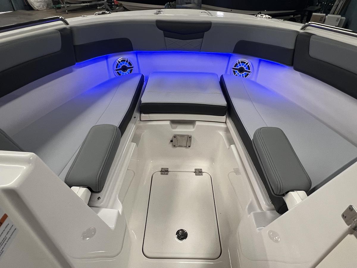 2026 Robalo R257 Dual Console