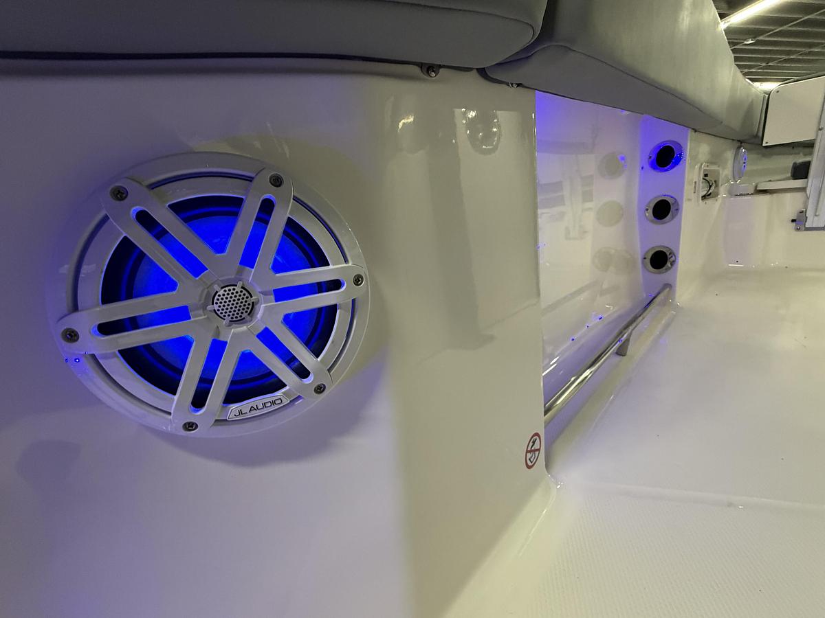 2027 Robalo R250