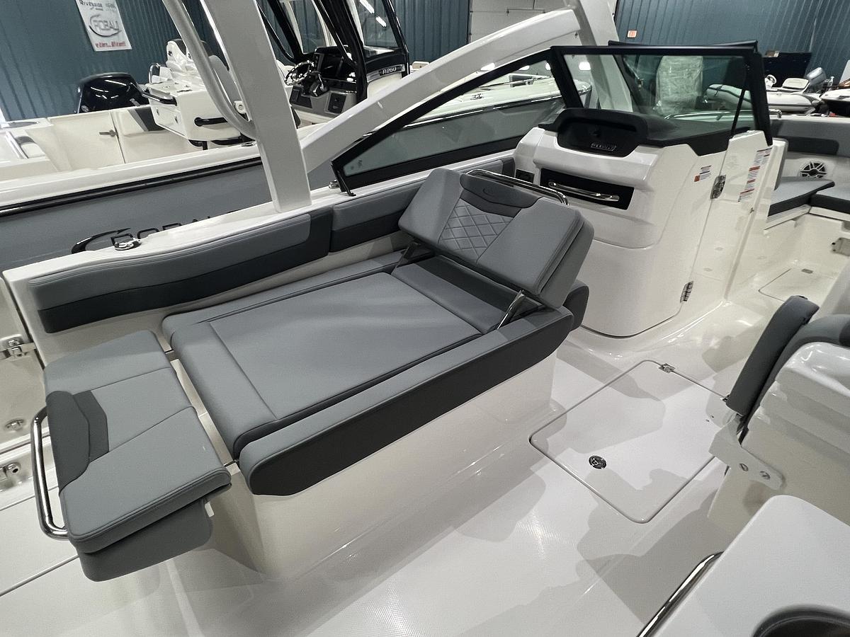 2026 Robalo R257 Dual Console