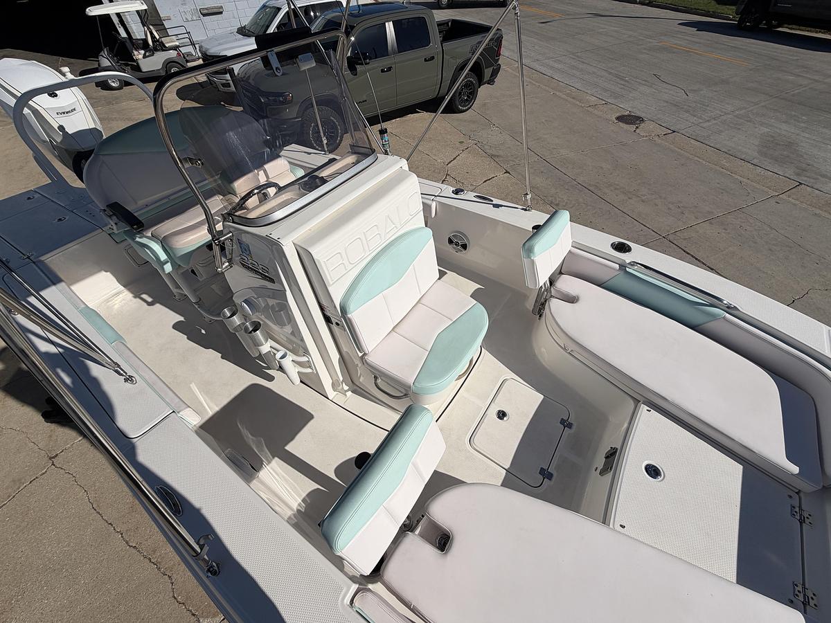 Used 2020 Robalo 226 Cayman