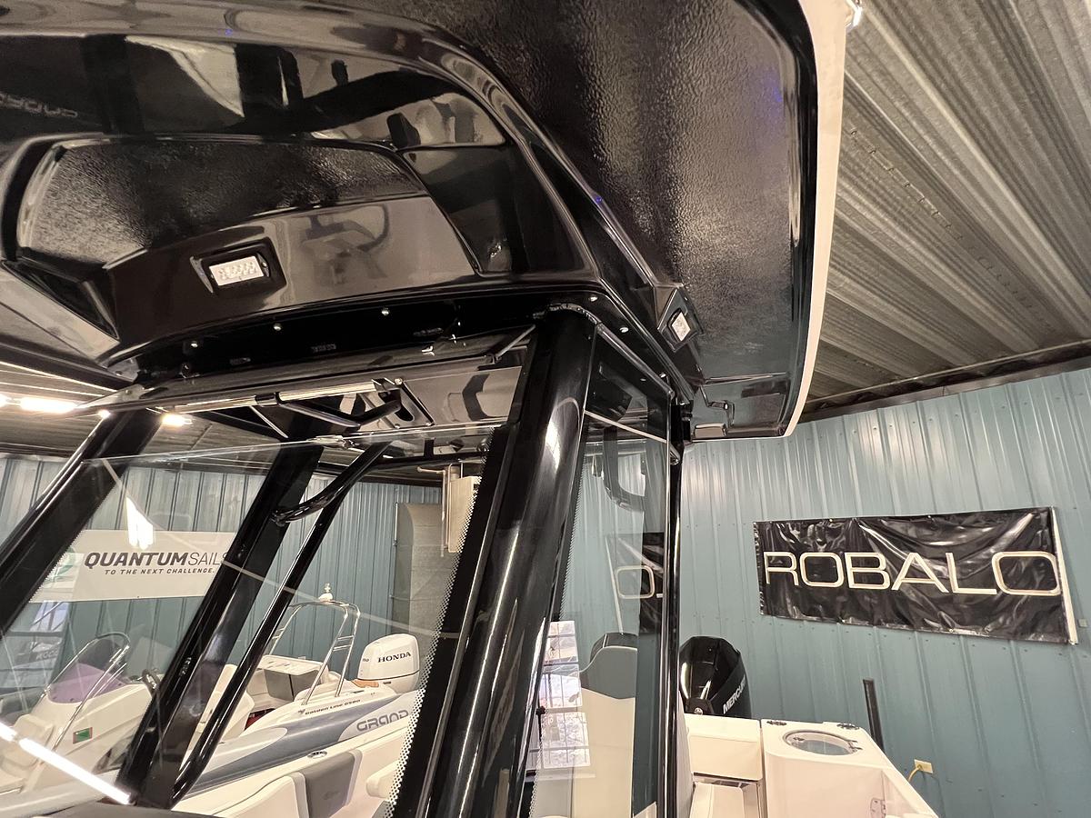 2026 Robalo Center Console R250