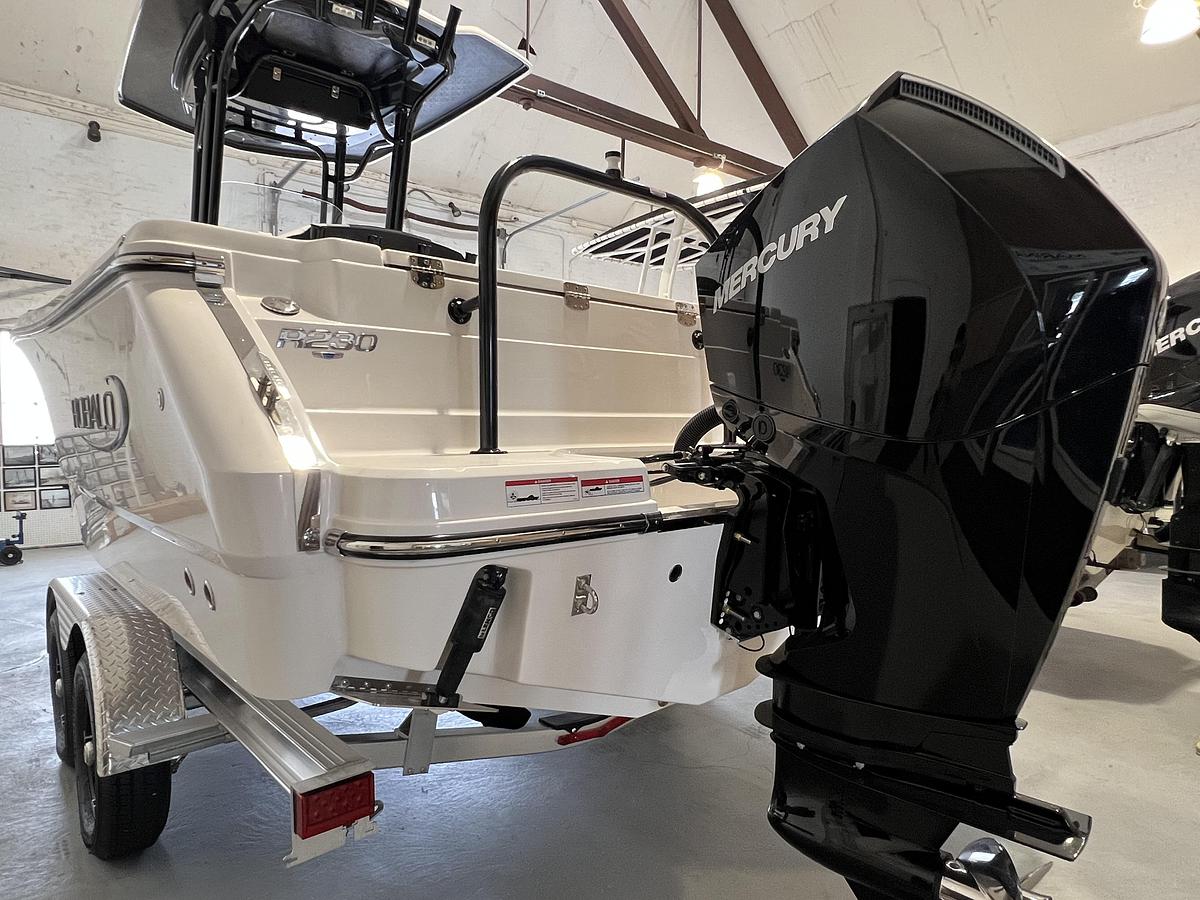 2025 Robalo R230 Center Console